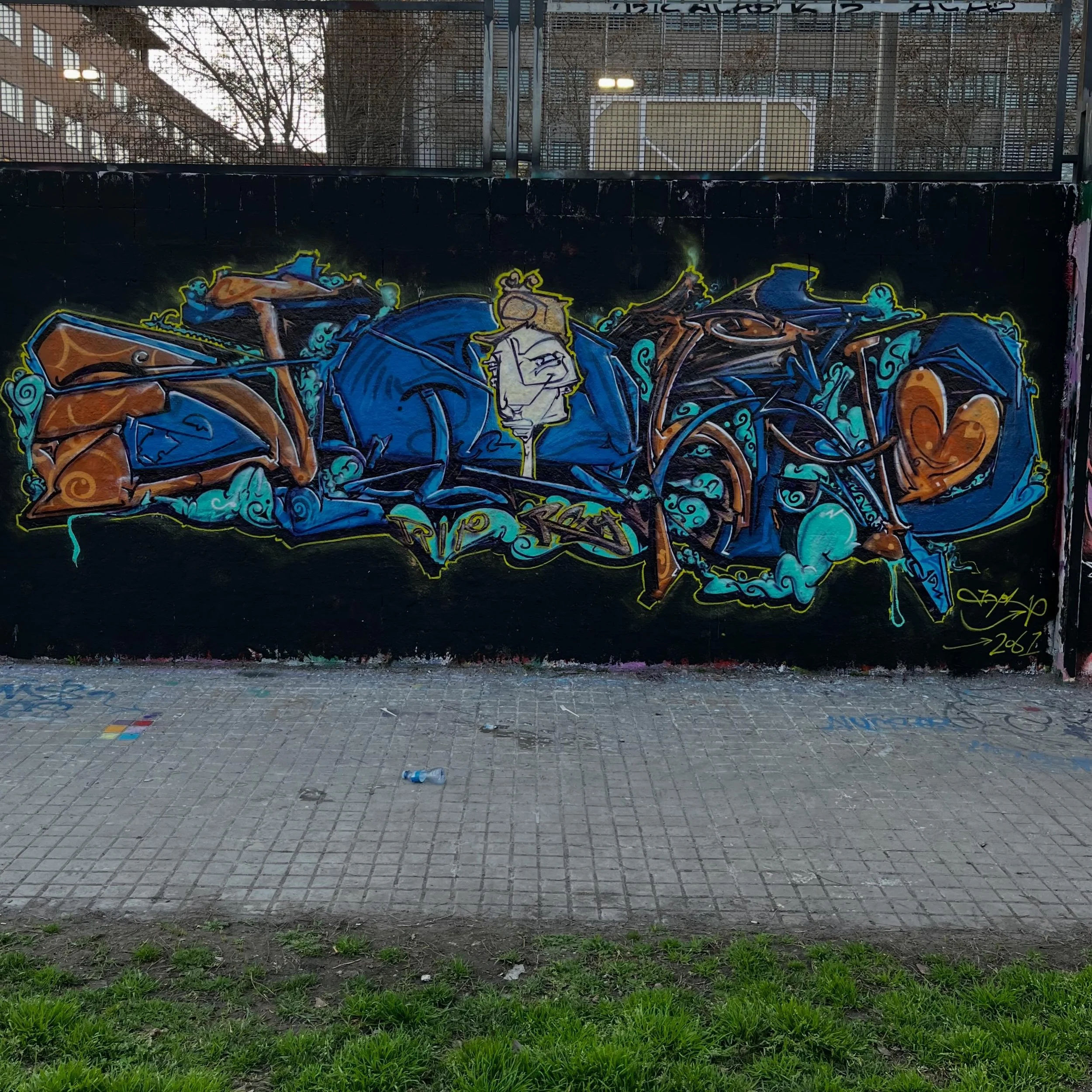 #graffiti #barcelonastreetart #barcelonastreetstyletour #streetarttourbarcelona #barcelonastreetarttour