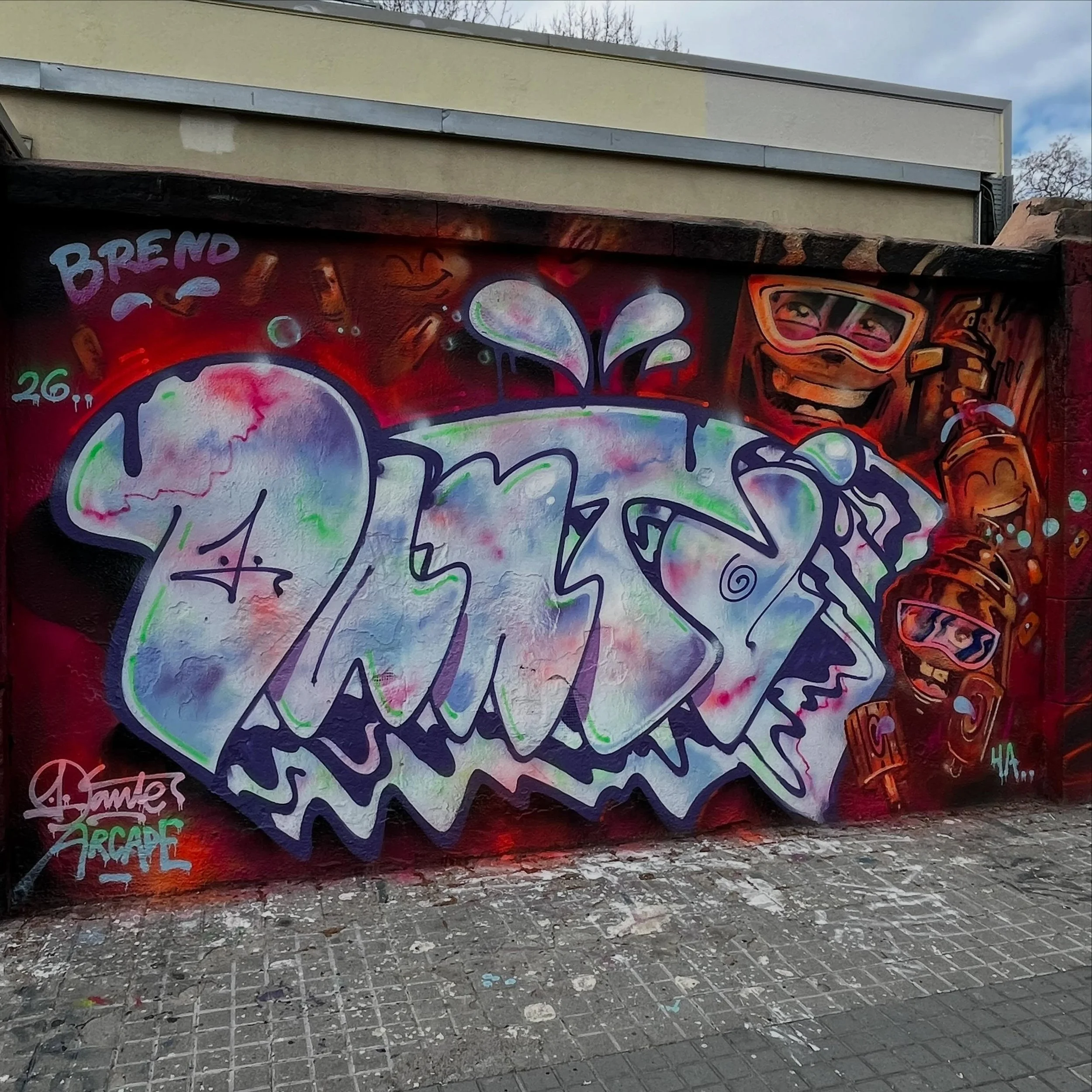 @dantearcade #graffiti #barcelonastreetart #barcelonastreetstyletour #streetarttourbarcelona #barcelonastreetarttour