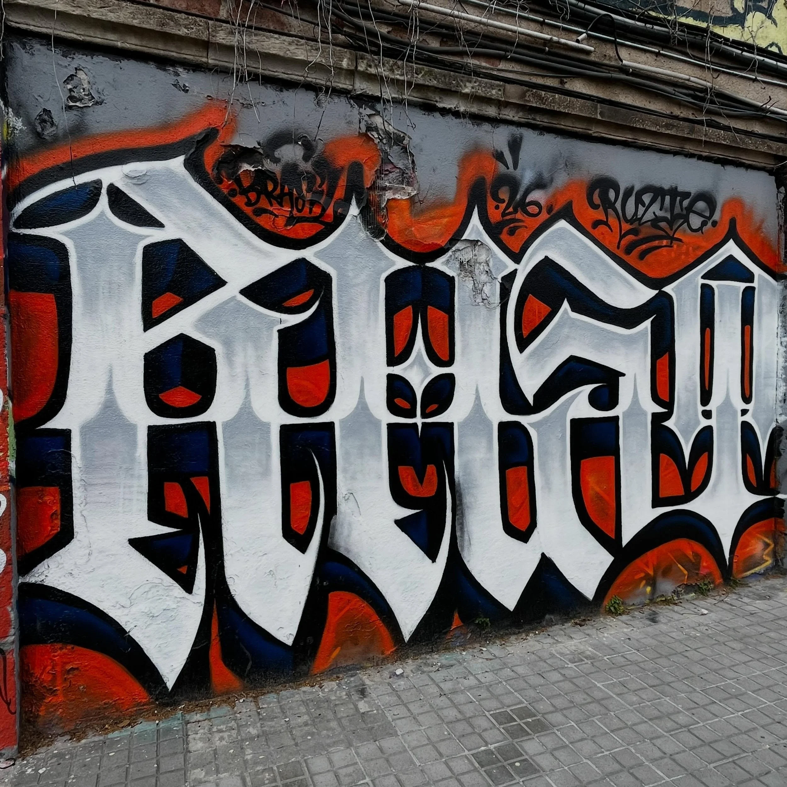 #graffiti #barcelonastreetart #barcelonastreetstyletour #streetarttourbarcelona #barcelonastreetarttour