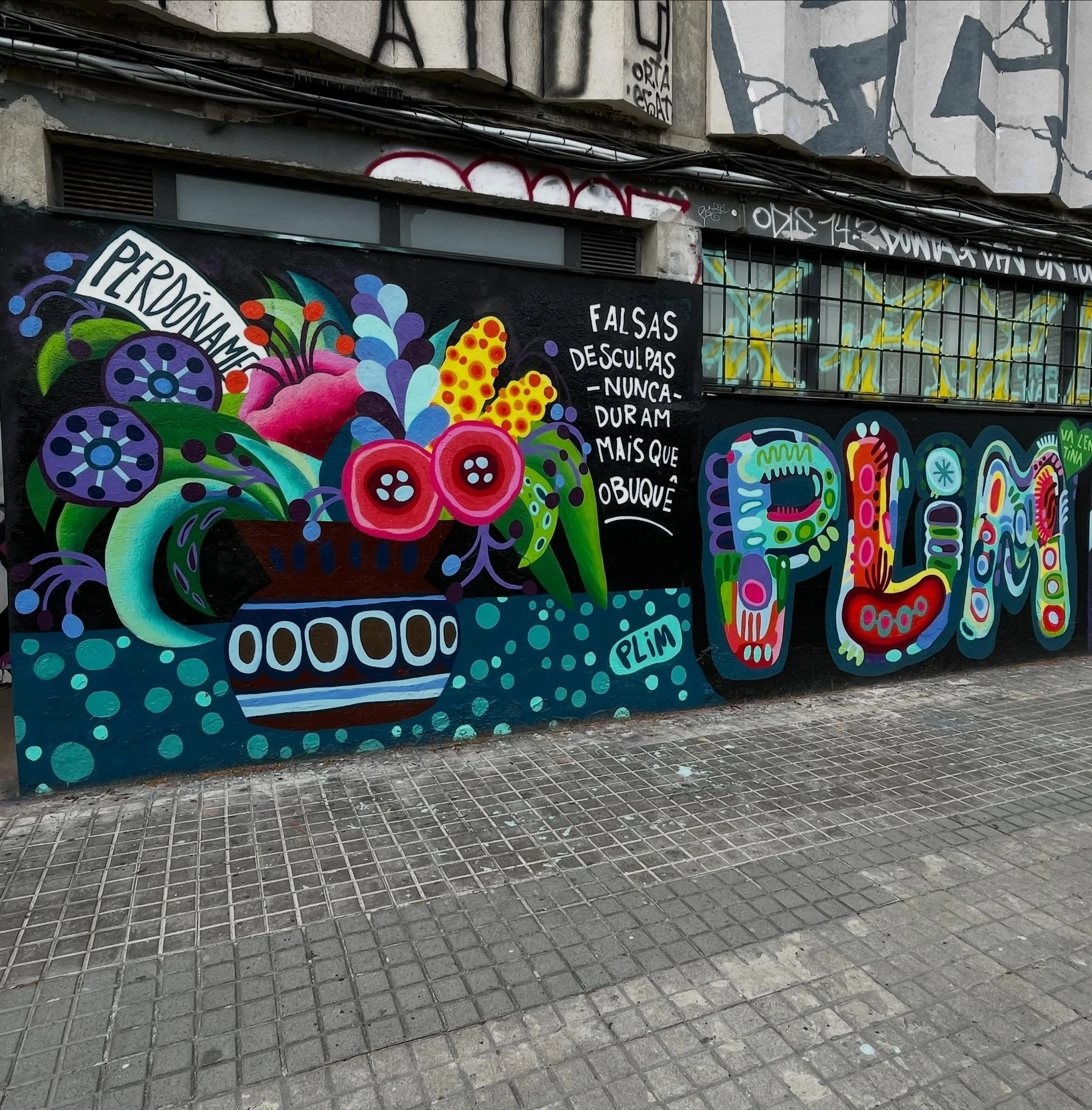 @plim #streetart #barcelonastreetart #barcelonastreetstyletour #streetarttourbarcelona #barcelonastreetarttour