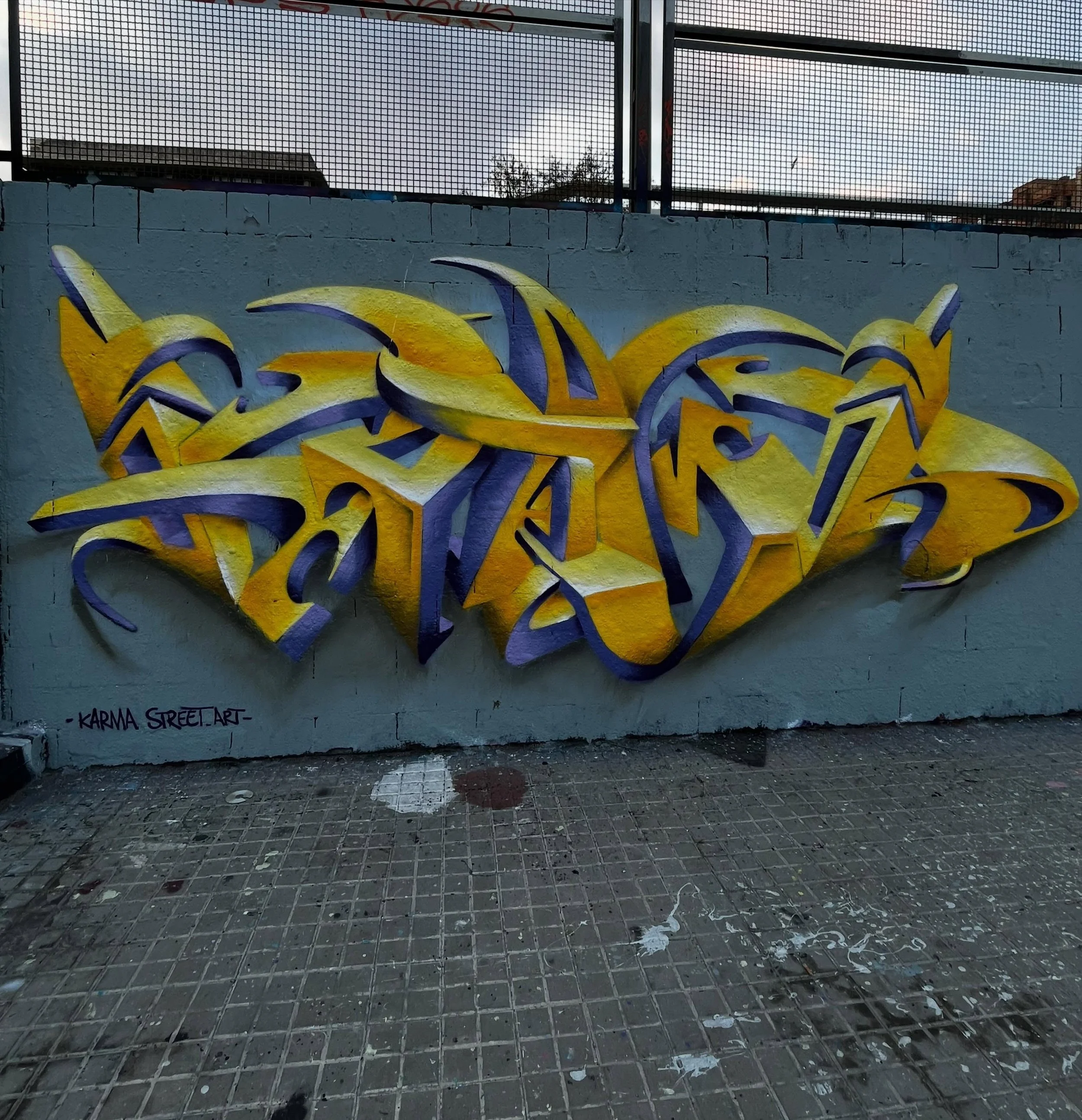 @karma_street_art #graffiti #barcelonastreetart #barcelonastreetstyletour #streetarttourbarcelona #barcelonastreetarttour