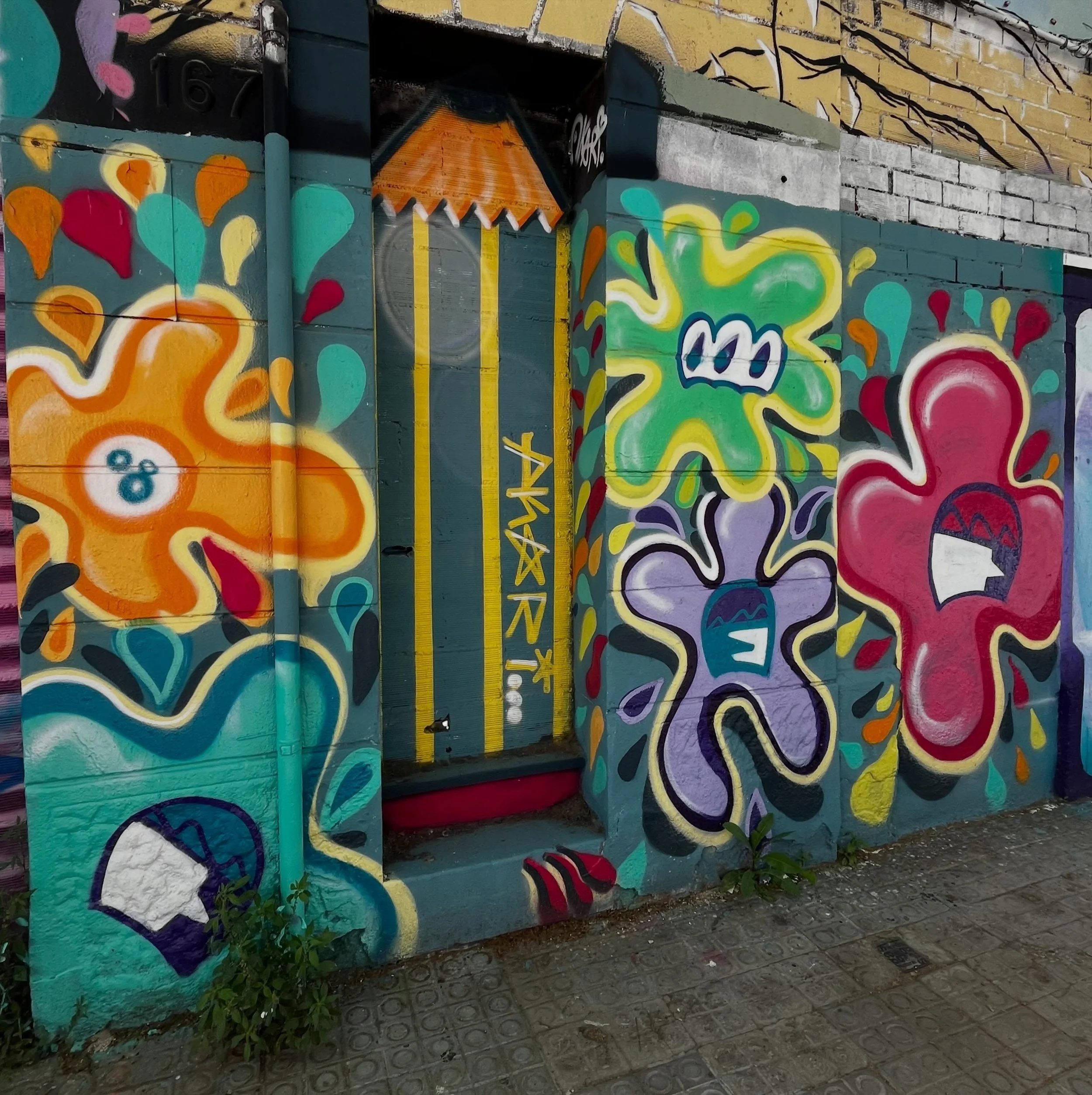 @solounacto #streetart #barcelonastreetart #barcelonastreetstyletour #streetarttourbarcelona #barcelonastreetarttour