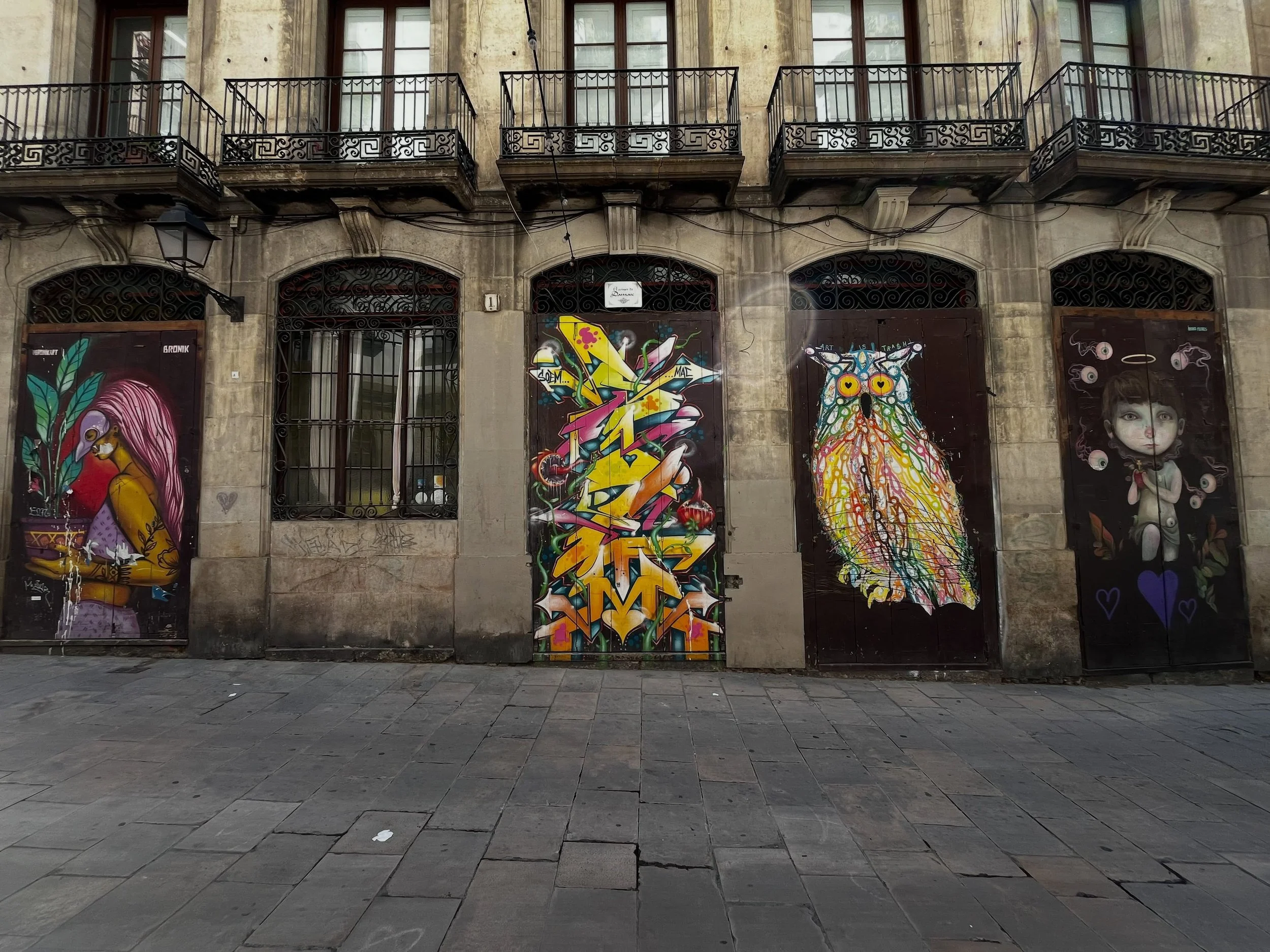 @bronikart @soemmac @artistrash @ivanaflores.art #streetart #barcelonastreetart #barcelonastreetstyletour #streetarttourbarcelona #barcelonastreetarttour
