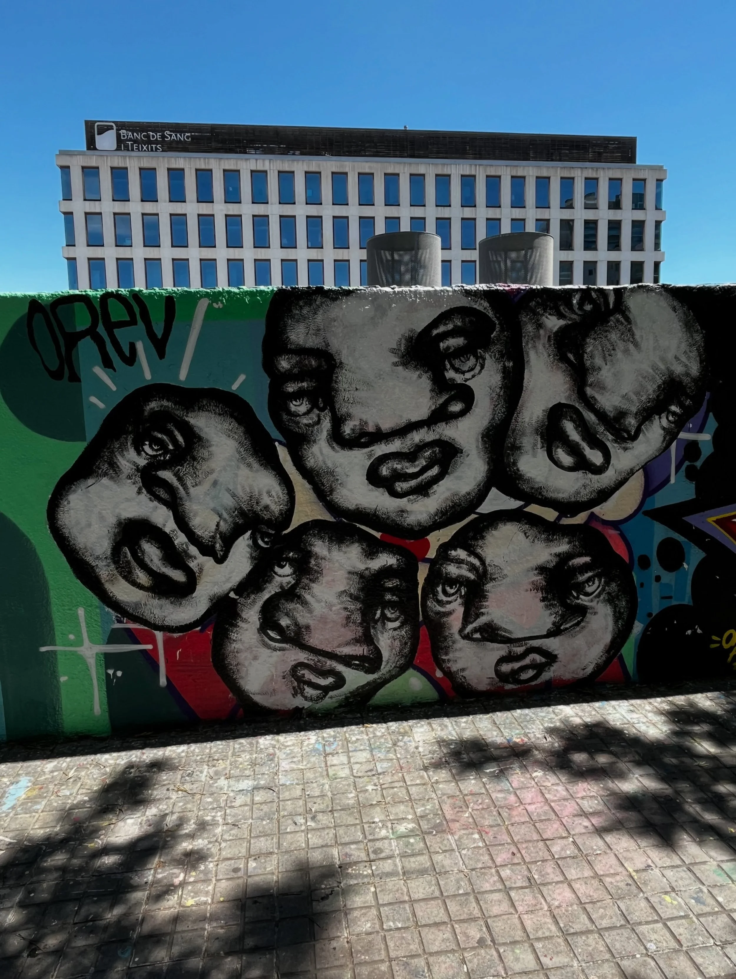 @orev1art #streetart #barcelonastreetart #barcelonastreetstyletour #streetarttourbarcelona #barcelonastreetarttour
