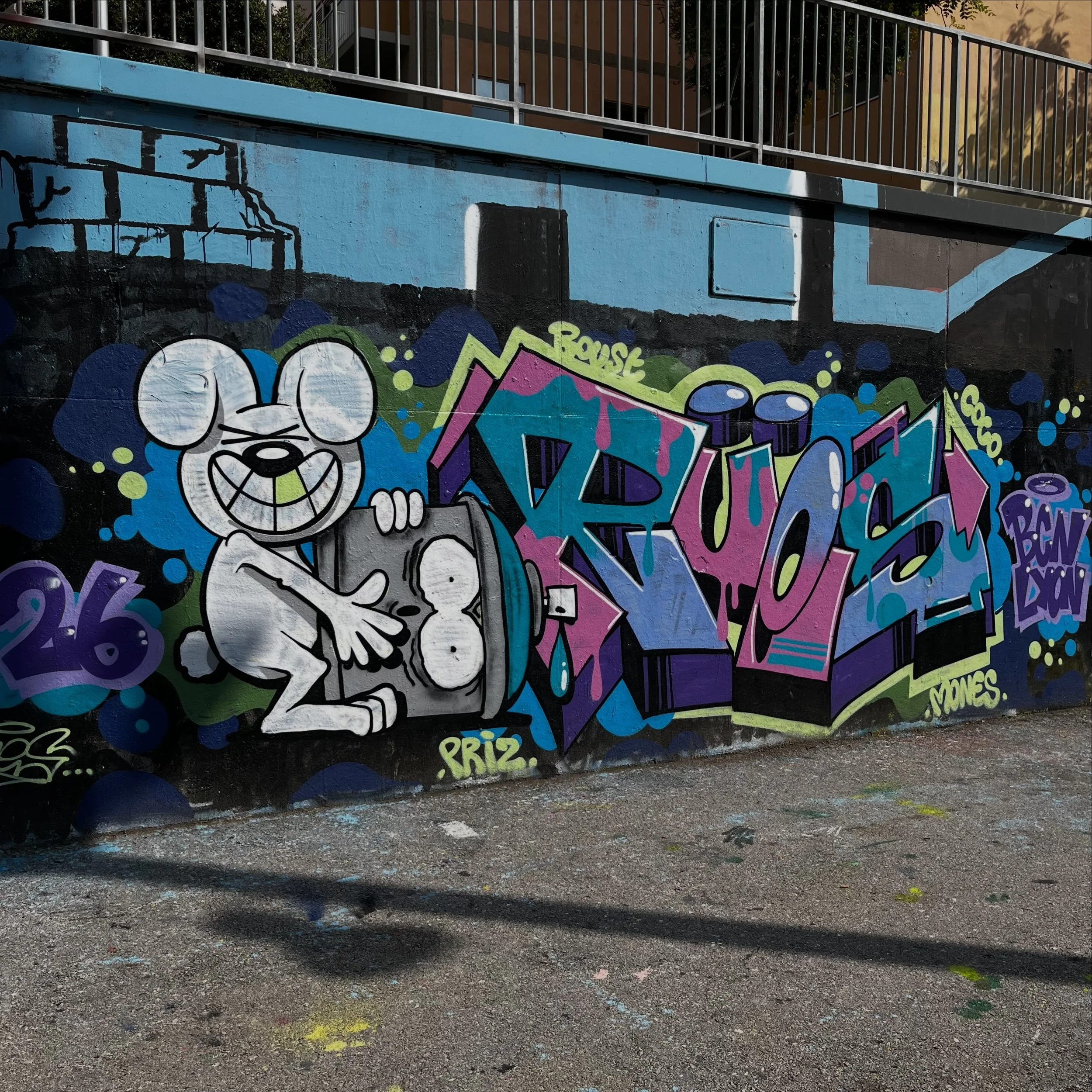 #graffiti #barcelonastreetart #barcelonastreetstyletour #streetarttourbarcelona #barcelonastreetarttour