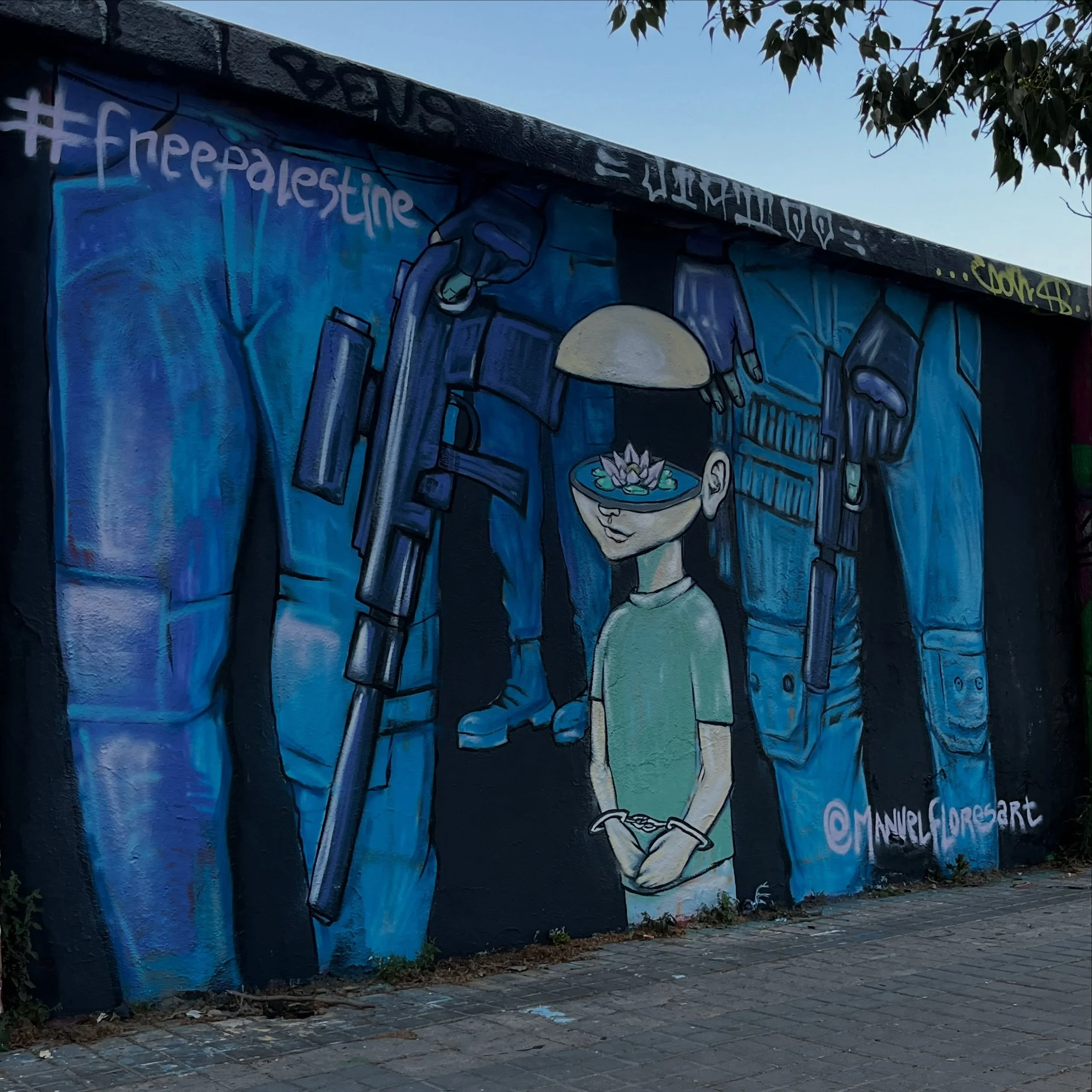 @manuelfloresart #streetart #barcelonastreetart #barcelonastreetstyletour #streetarttourbarcelona #barcelonastreetarttour