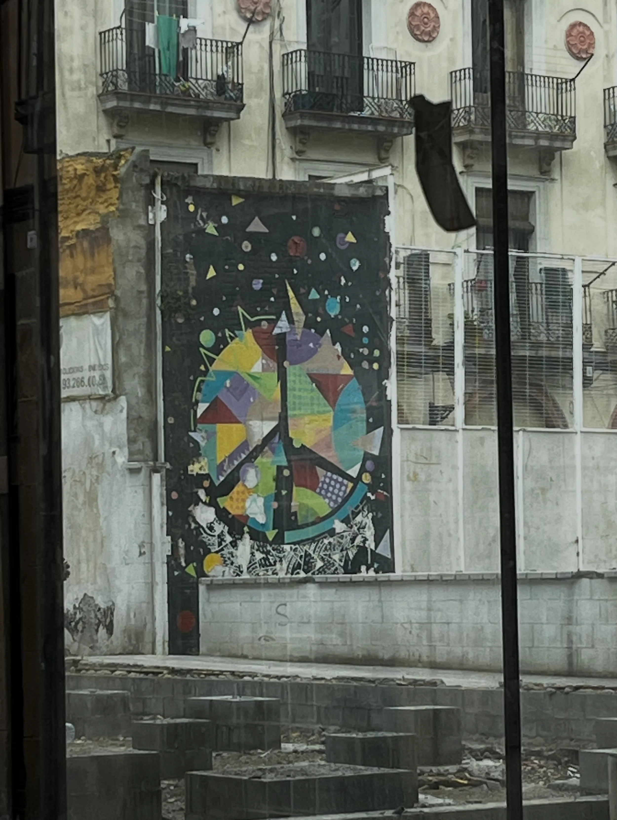@tim_m4rsh #streetart #barcelonastreetart #barcelonastreetstyletour #streetarttourbarcelona #barcelonastreetarttour