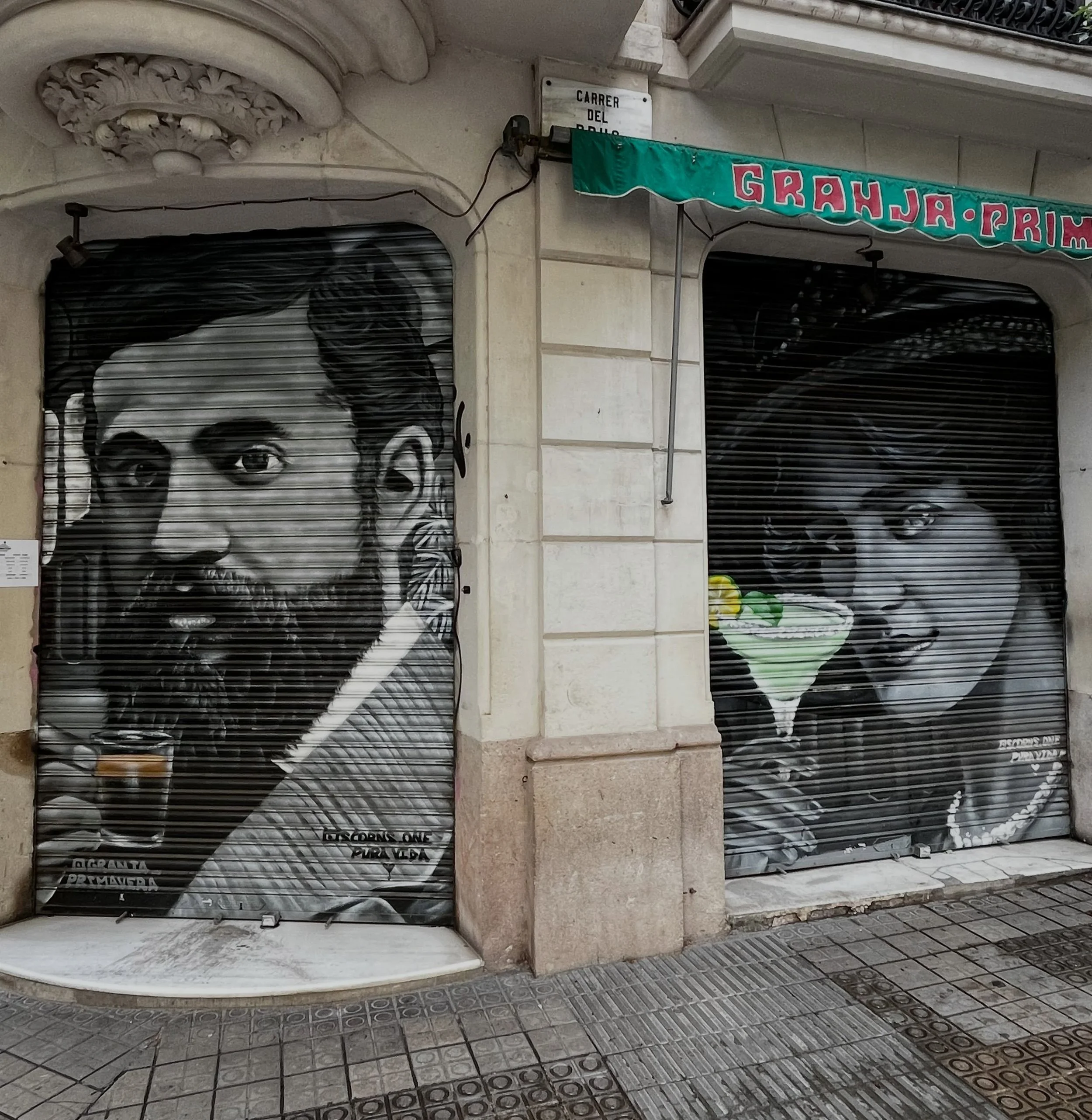 @scorns.one #streetart #barcelonastreetart #barcelonastreetstyletour #streetarttourbarcelona #barcelonastreetarttour