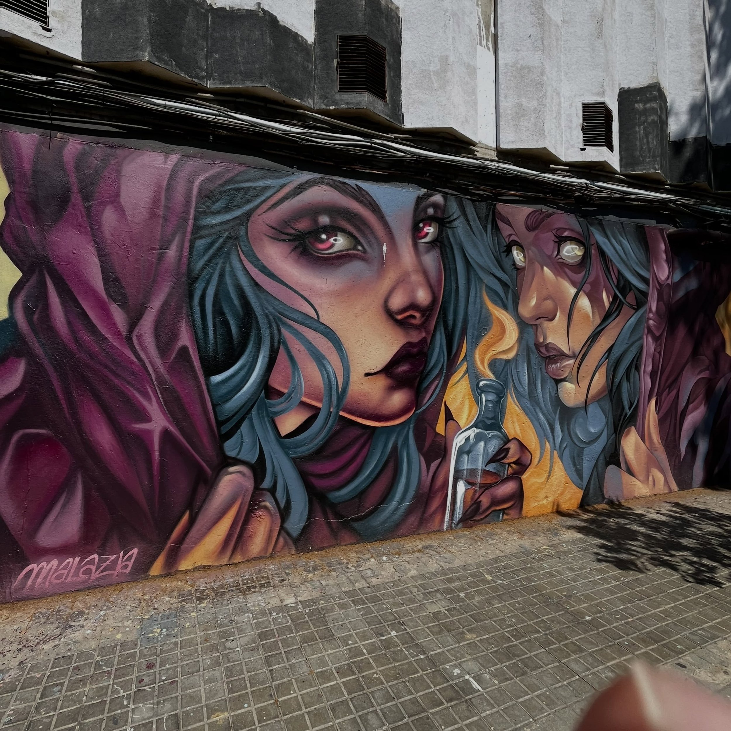 @z_malazia @onasalvador #streetart #barcelonastreetart #barcelonastreetstyletour #streetarttourbarcelona #barcelonastreetarttour