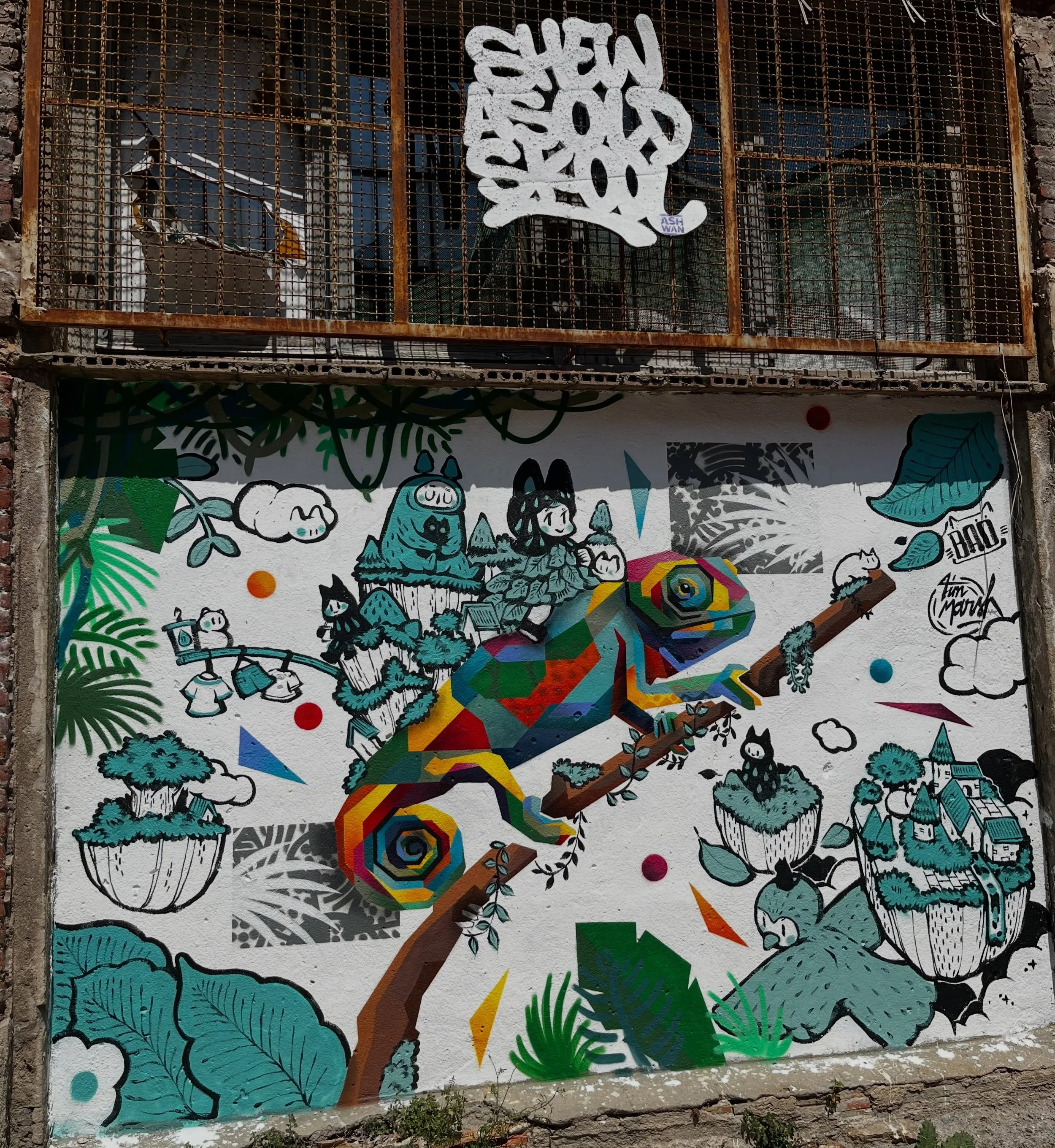 @tim_m4rsh @simplebao @ashwanarts #streetart #barcelonastreetart #barcelonastreetstyletour #streetarttourbarcelona #barcelonastreetarttour