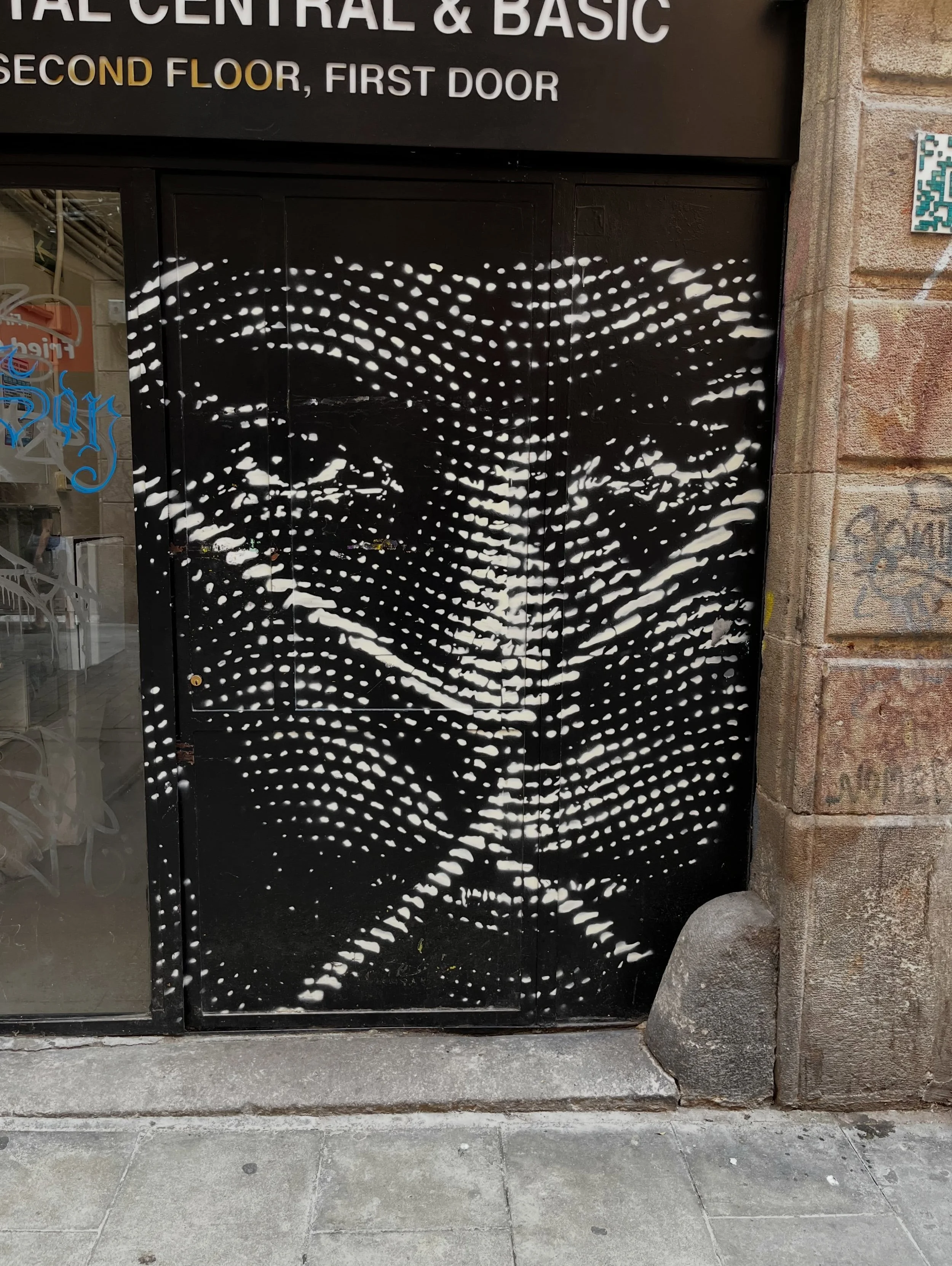 @tosco_69 #streetart #barcelonastreetart #barcelonastreetstyletour #streetarttourbarcelona #barcelonastreetarttour