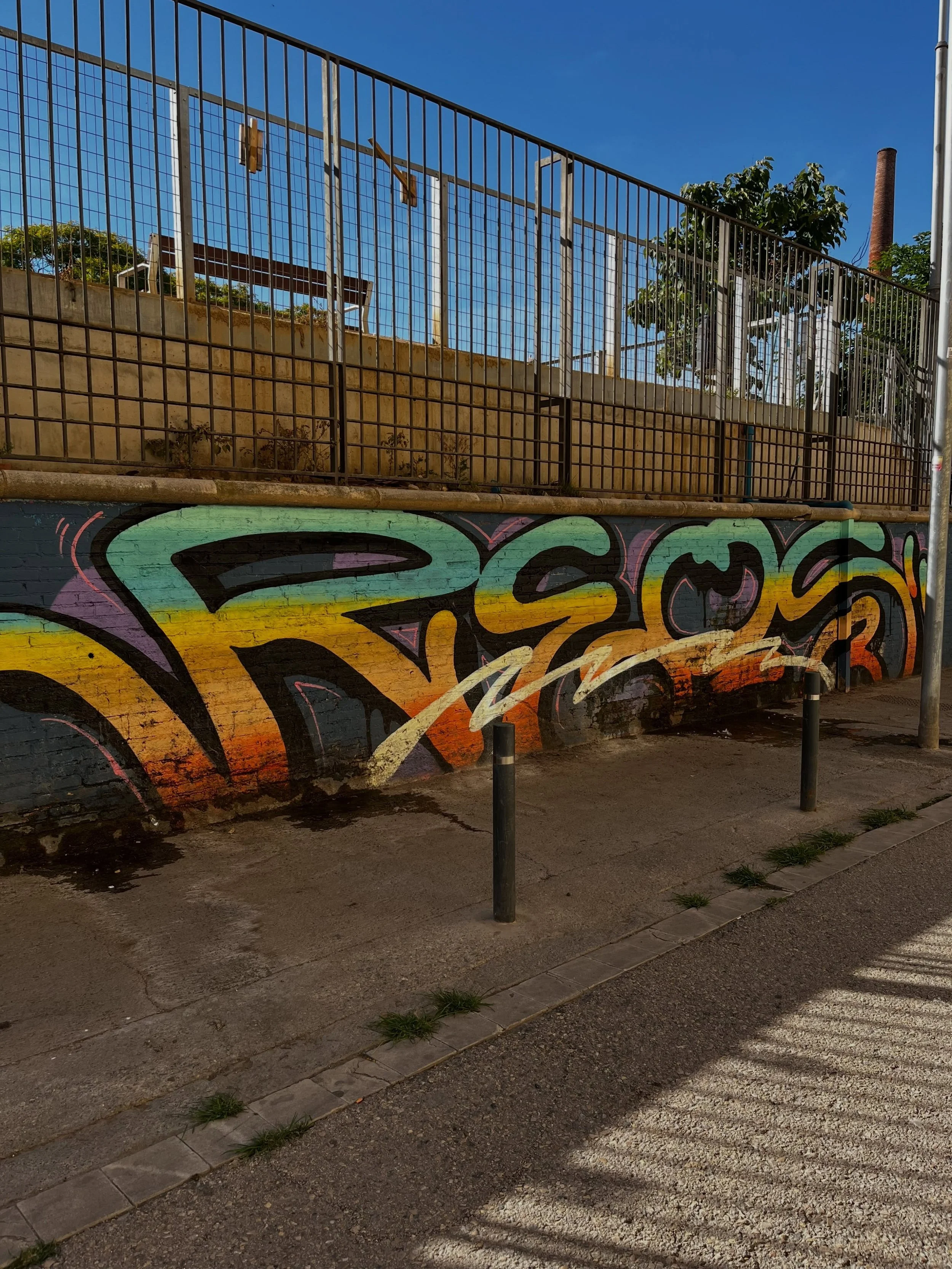 @reos____ #graffiti #barcelonastreetart #barcelonastreetstyletour #streetarttourbarcelona #barcelonastreetarttour