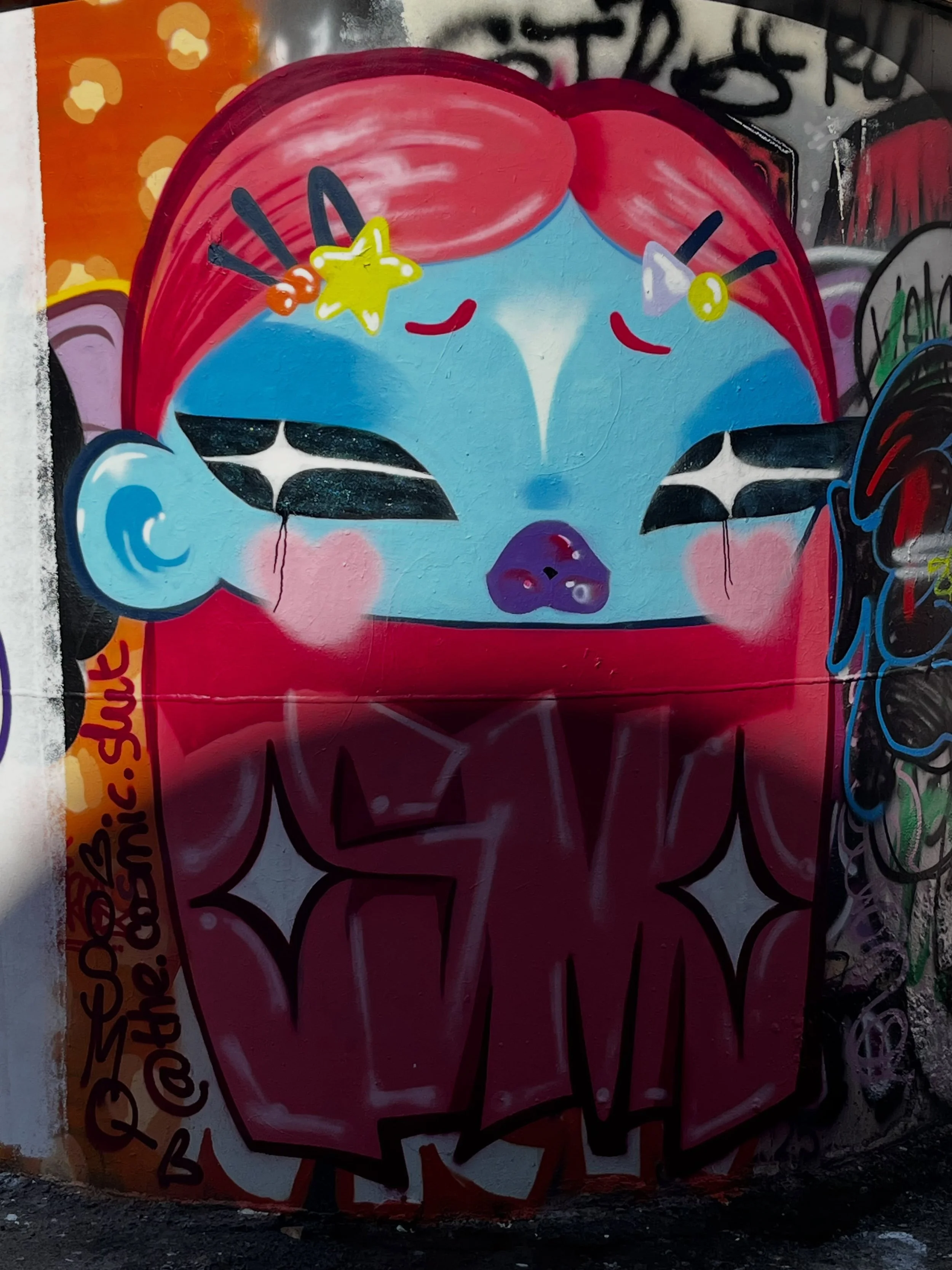 @the.cosmic.slut #streetart #barcelonastreetart #barcelonastreetstyletour #streetarttourbarcelona #barcelonastreetarttour