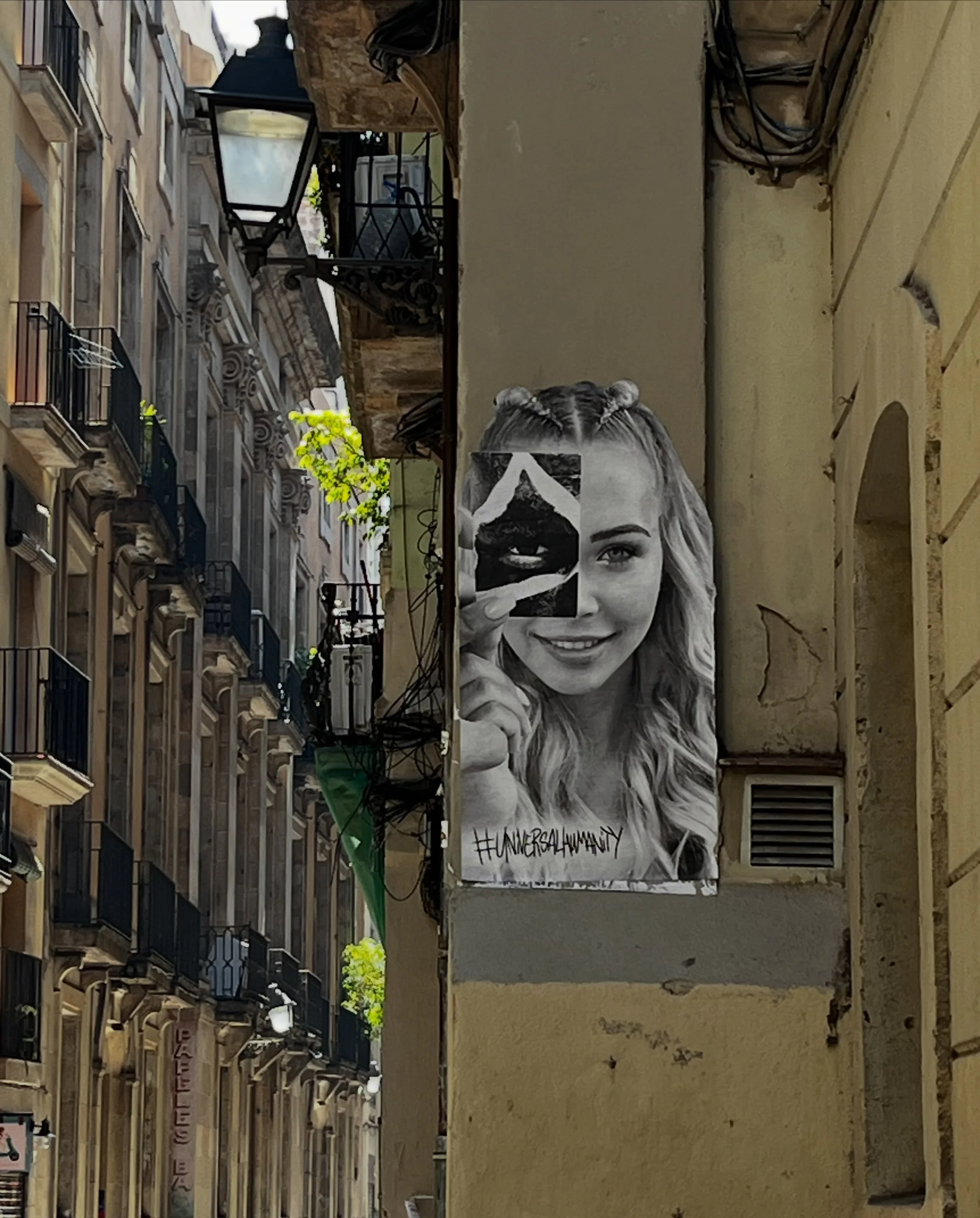 @universalhumanity #streetart #barcelonastreetart #barcelonastreetstyletour #streetarttourbarcelona #barcelonastreetarttour
