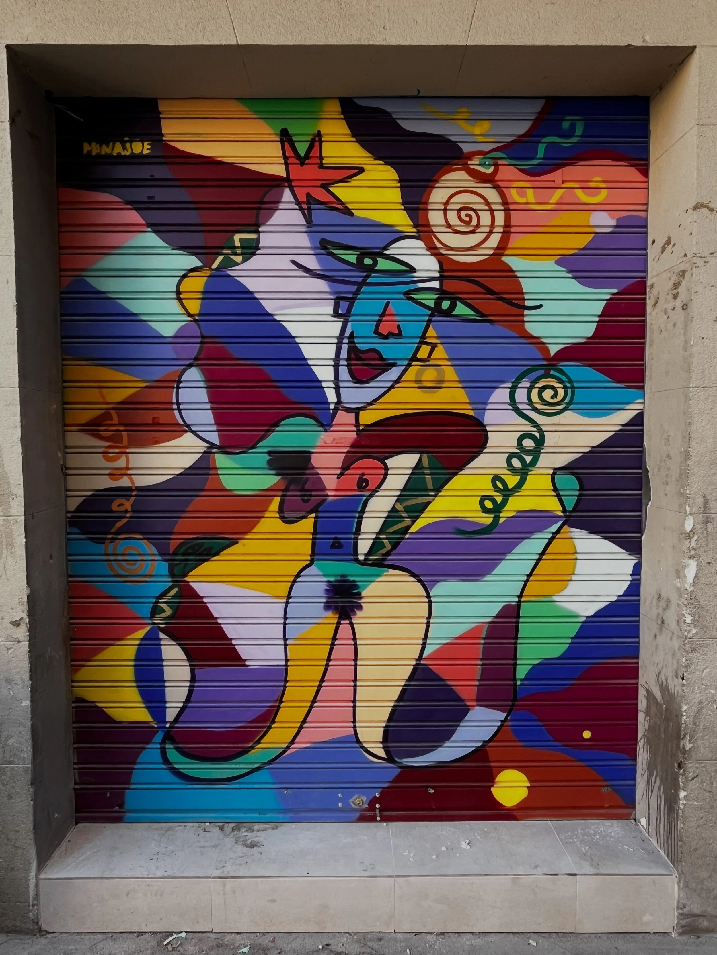 @minajoe.art #streetart #barcelonastreetart #barcelonastreetstyletour #streetarttourbarcelona #barcelonastreetarttour