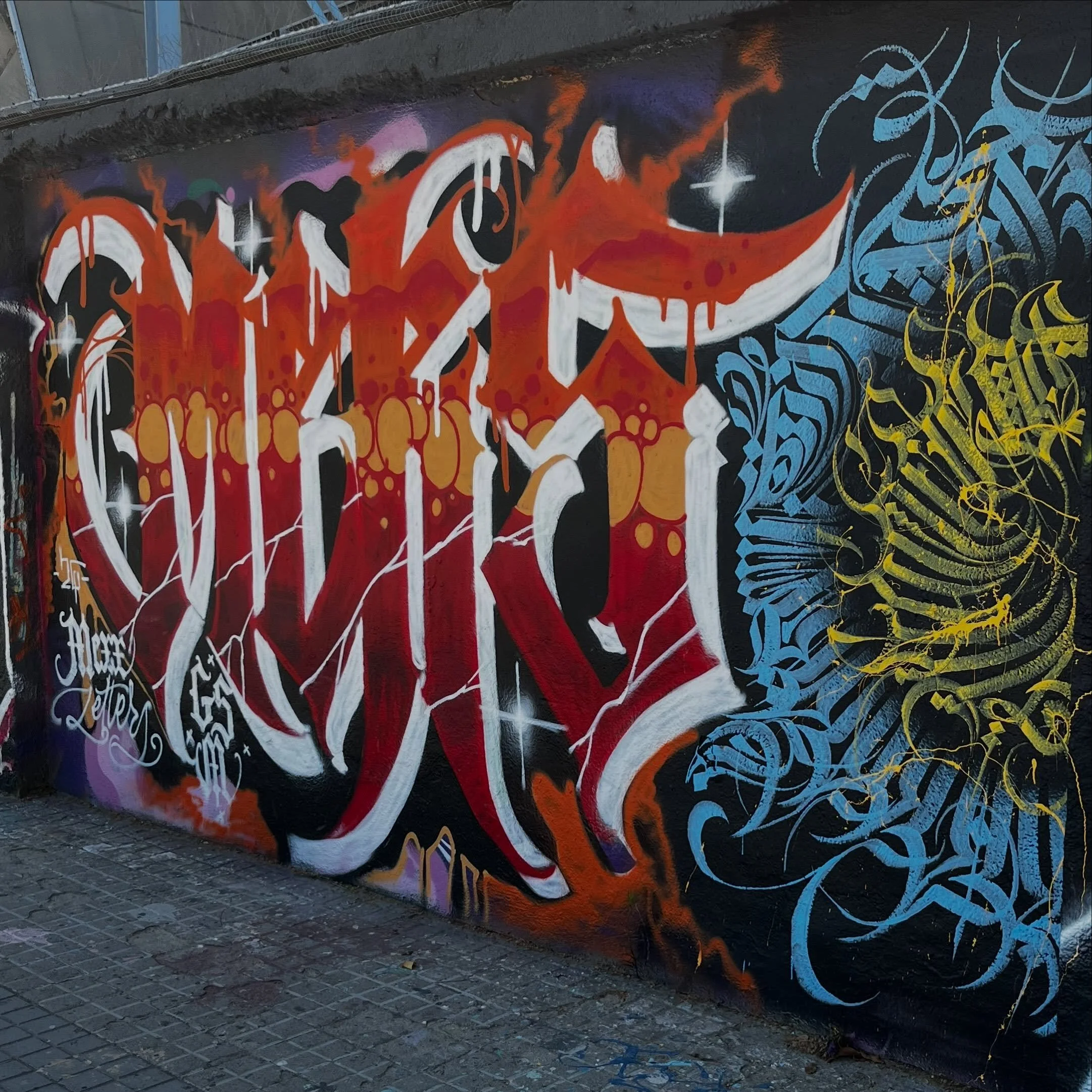 #graffiti #barcelonastreetart #barcelonastreetstyletour #streetarttourbarcelona #barcelonastreetarttour