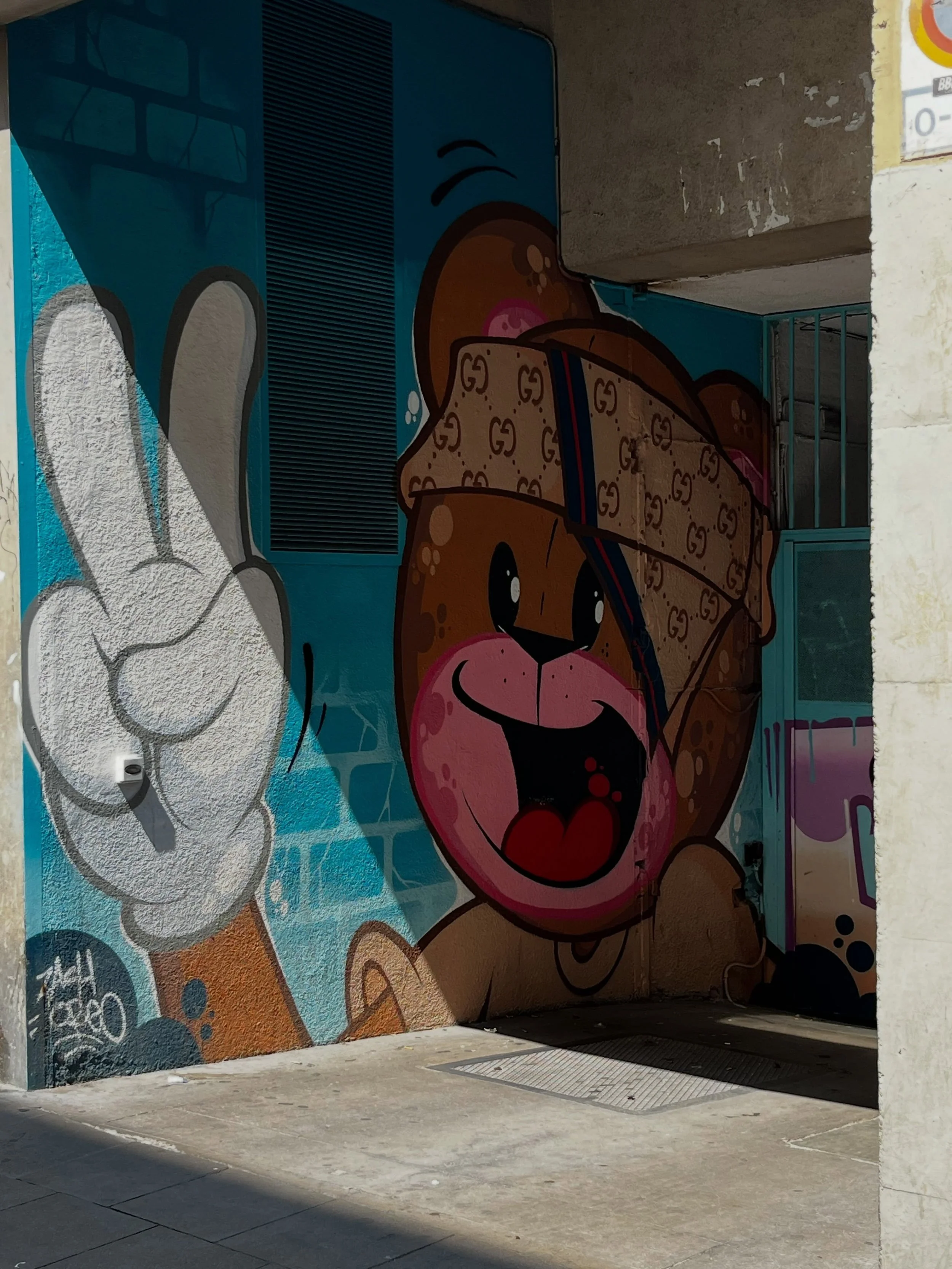 @badassbearz #streetart #barcelonastreetart #barcelonastreetstyletour #streetarttourbarcelona #barcelonastreetarttour