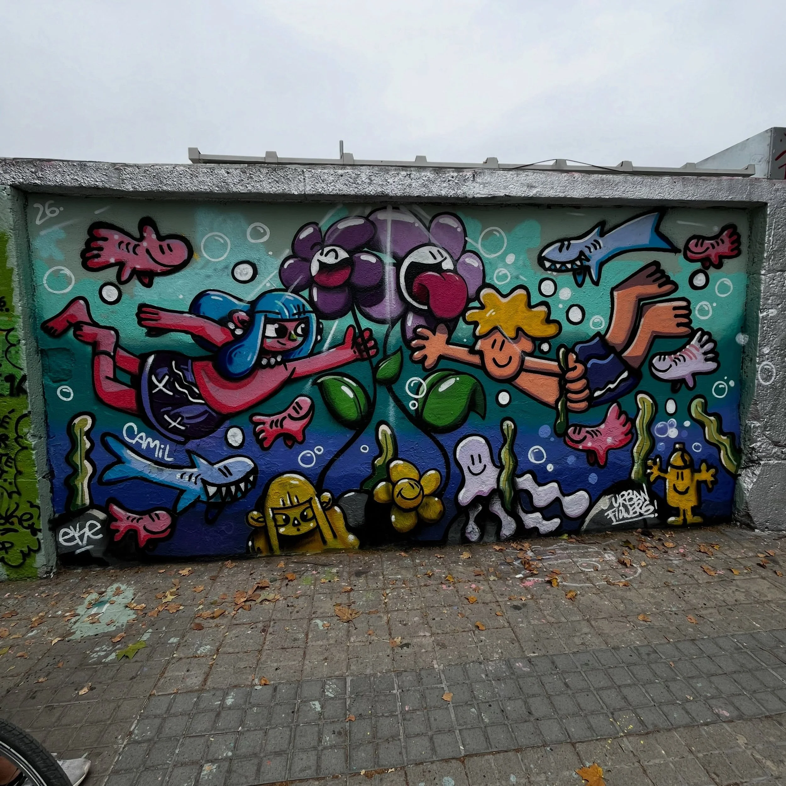 @camilescruela @ekemoon42 @theurbanflowers #streetart #barcelonastreetart #barcelonastreetstyletour #streetarttourbarcelona #barcelonastreetarttour
