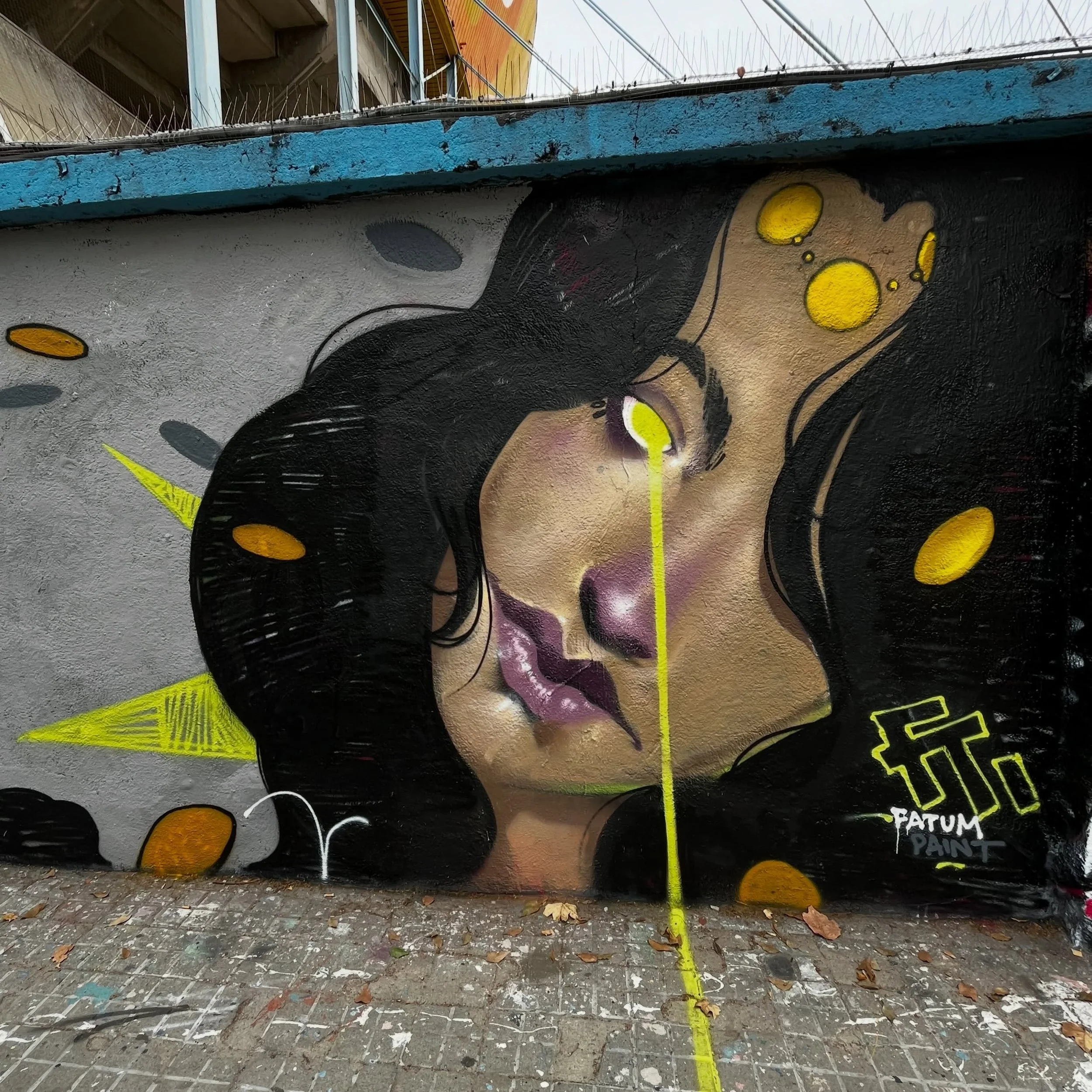 @fatum.paint #streetart #barcelonastreetart #barcelonastreetstyletour #streetarttourbarcelona #barcelonastreetarttour