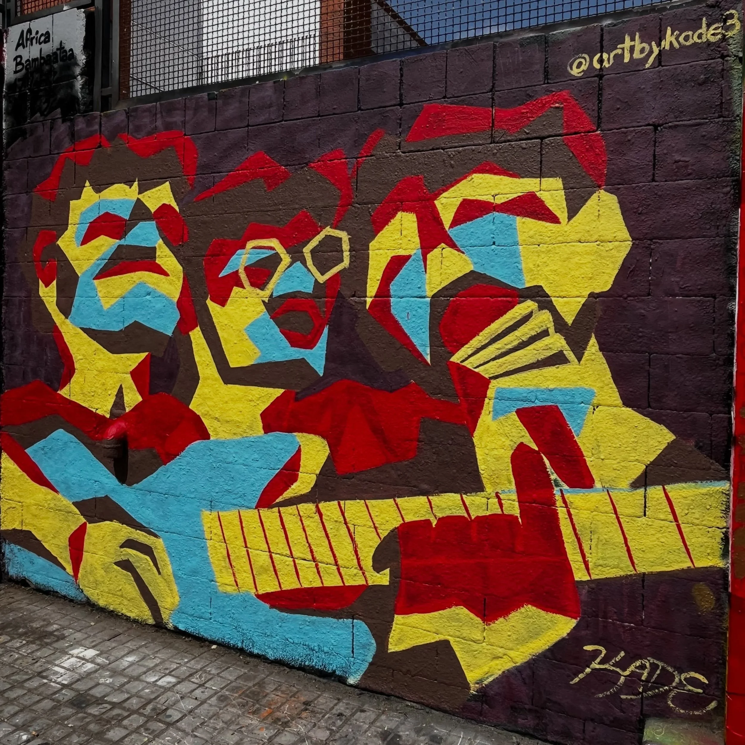 @art.by.kade #streetart #barcelonastreetart #barcelonastreetstyletour #streetarttourbarcelona #barcelonastreetarttour