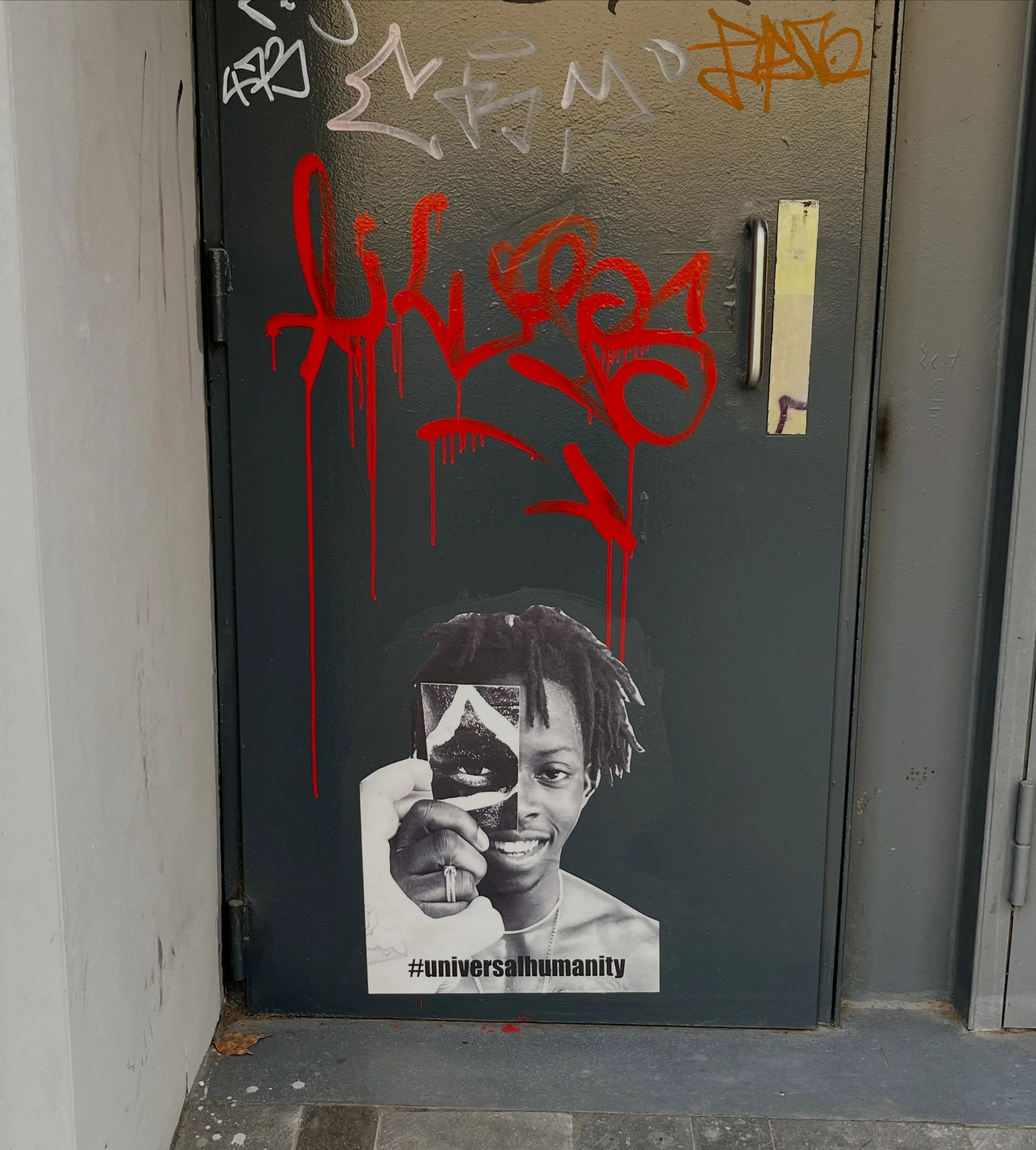 @universalhumanity #streetart #barcelonastreetart #barcelonastreetstyletour #streetarttourbarcelona #barcelonastreetarttour