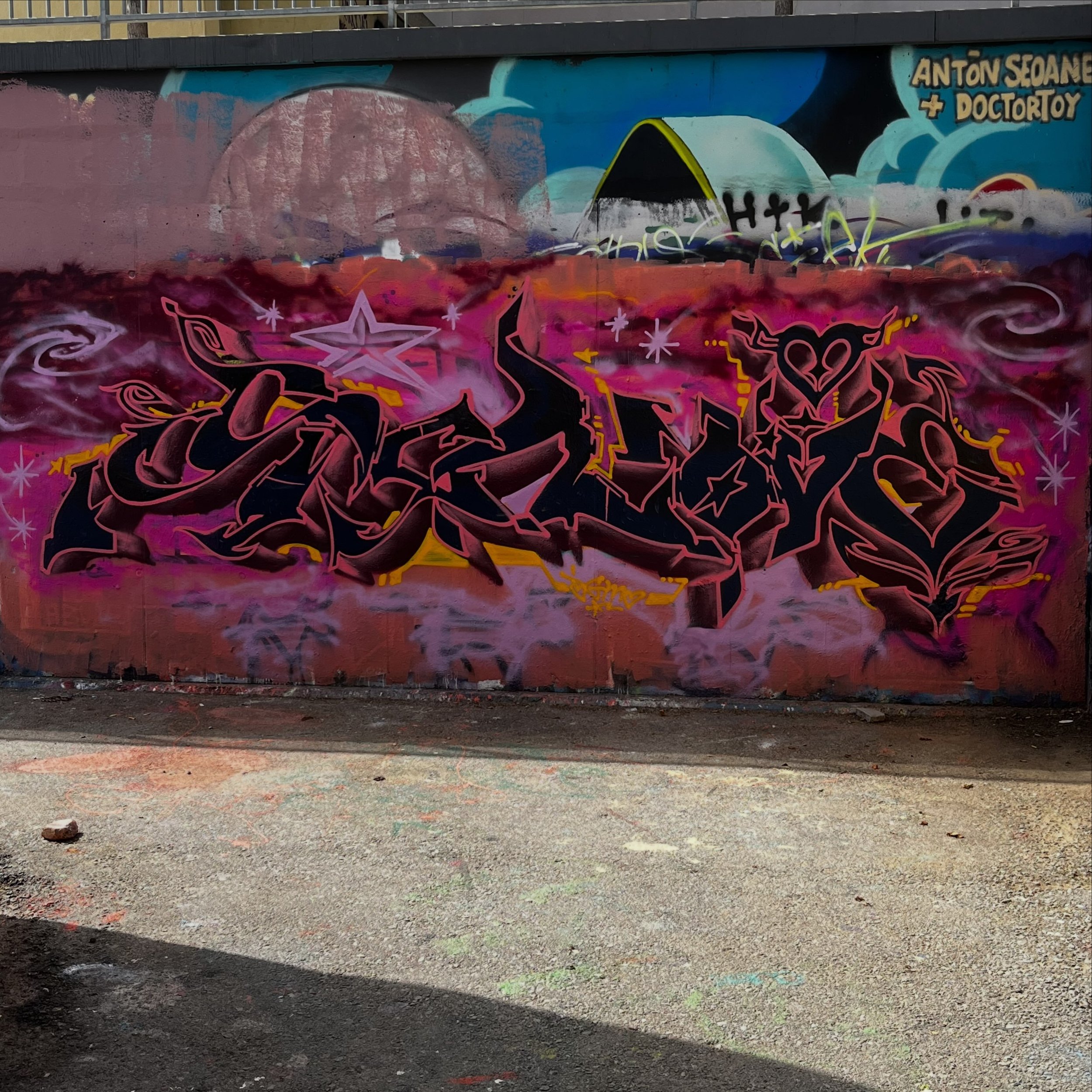#graffiti #barcelonastreetart #barcelonastreetstyletour #streetarttourbarcelona #barcelonastreetarttour