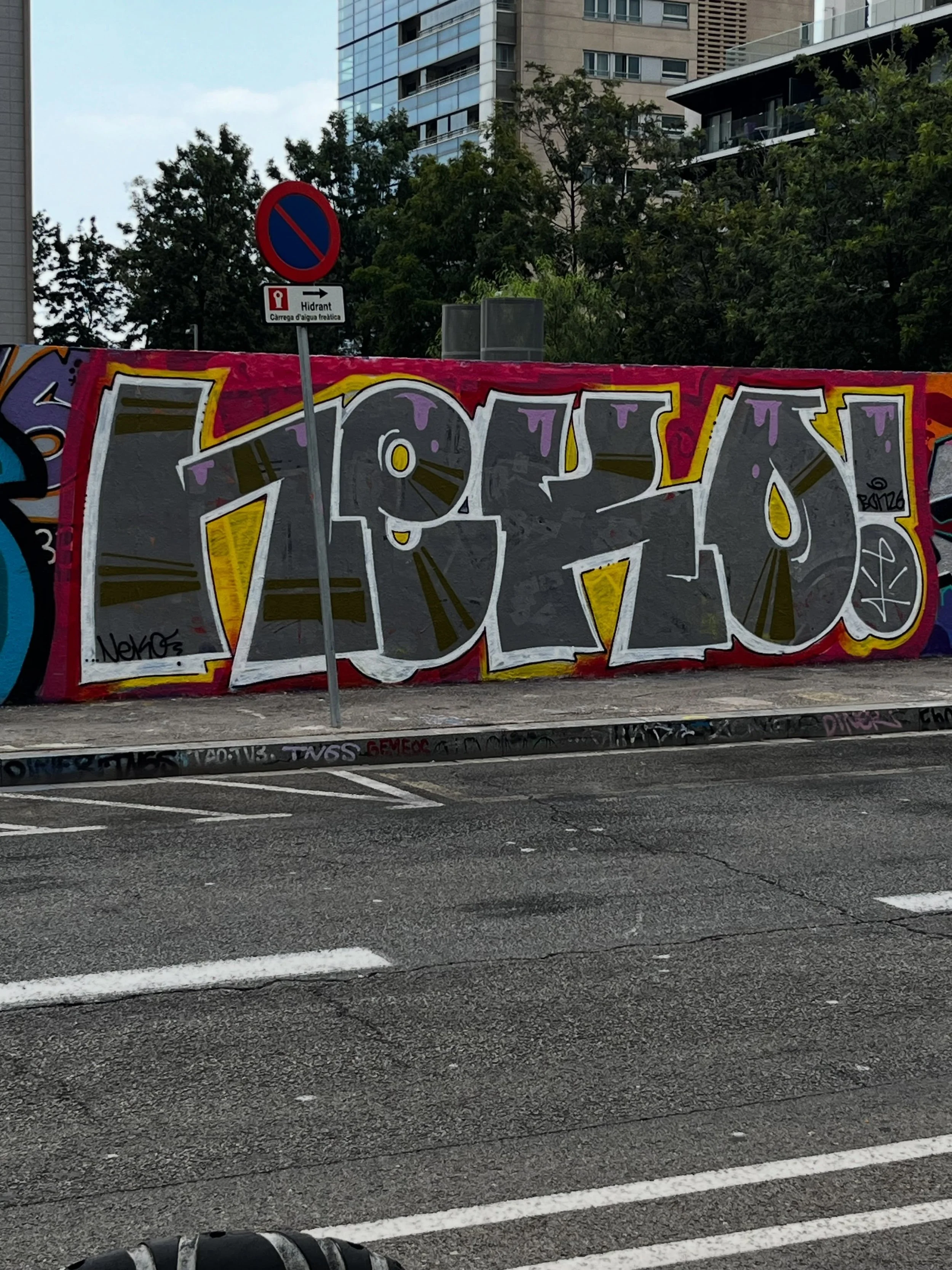 #graffiti #barcelonastreetart #barcelonastreetstyletour #streetarttourbarcelona #barcelonastreetarttour