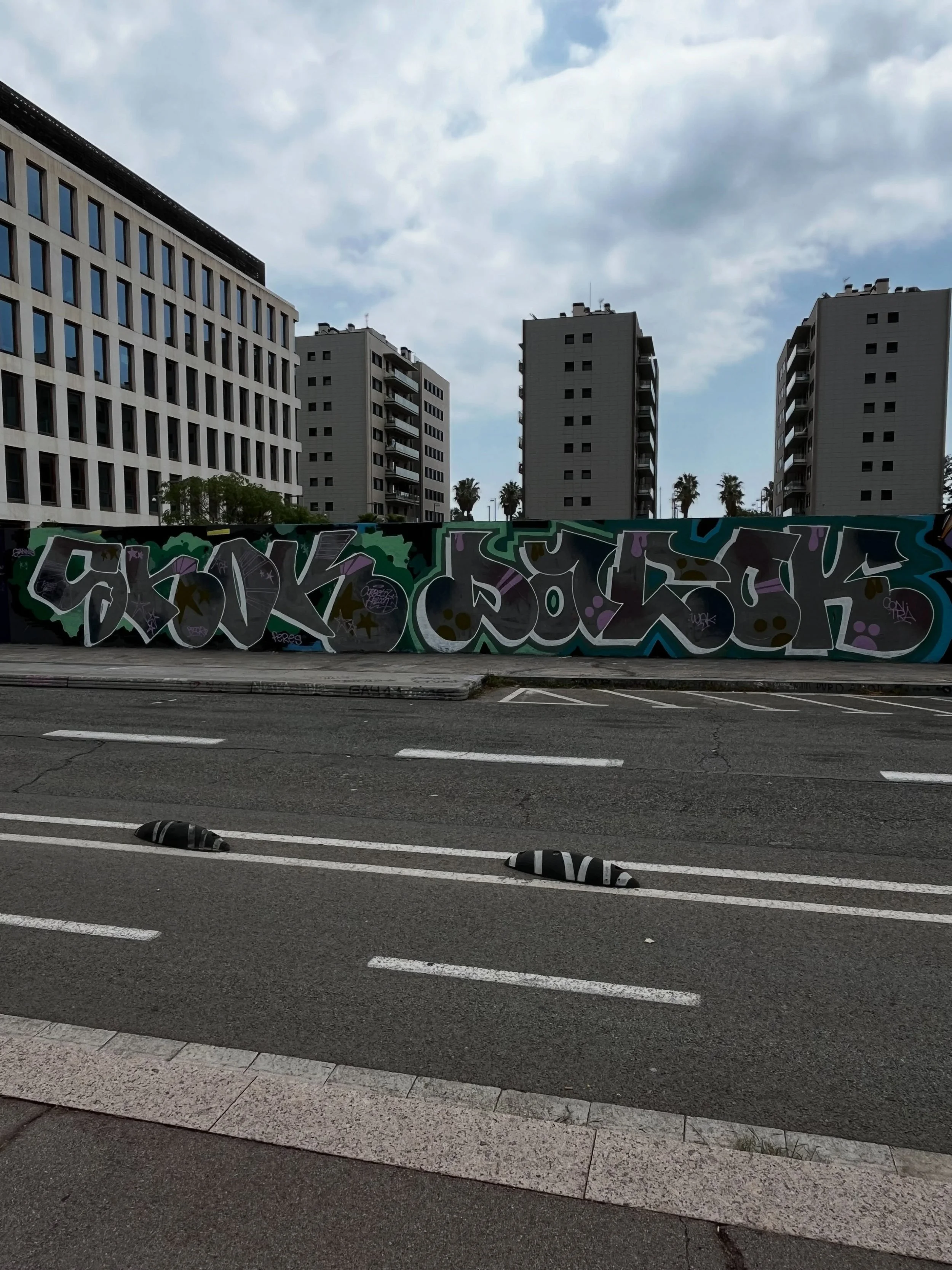 #graffiti #barcelonastreetart #barcelonastreetstyletour #streetarttourbarcelona #barcelonastreetarttour