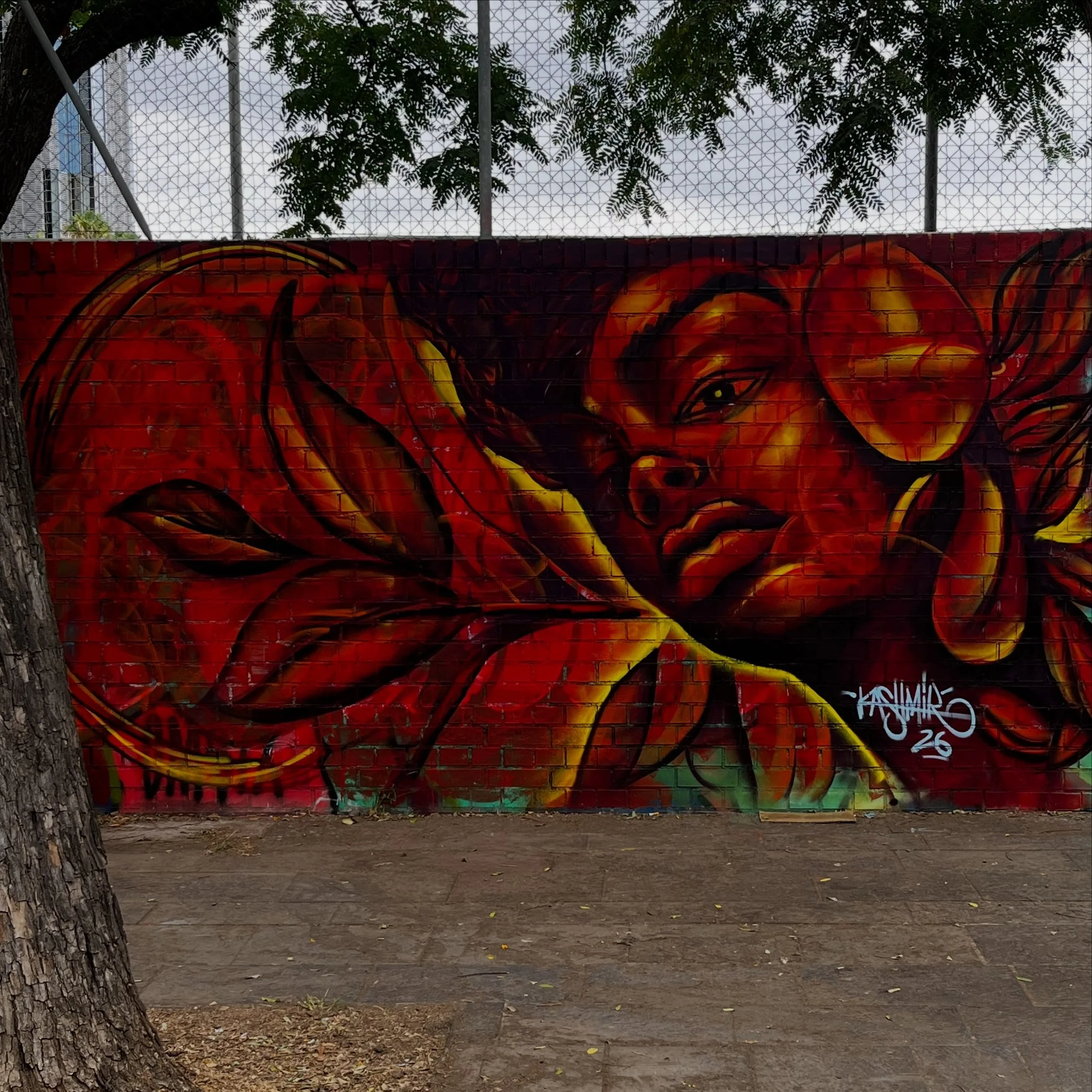 @kashmirjonesart #streetart #barcelonastreetart #barcelonastreetstyletour #streetarttourbarcelona #barcelonastreetarttour