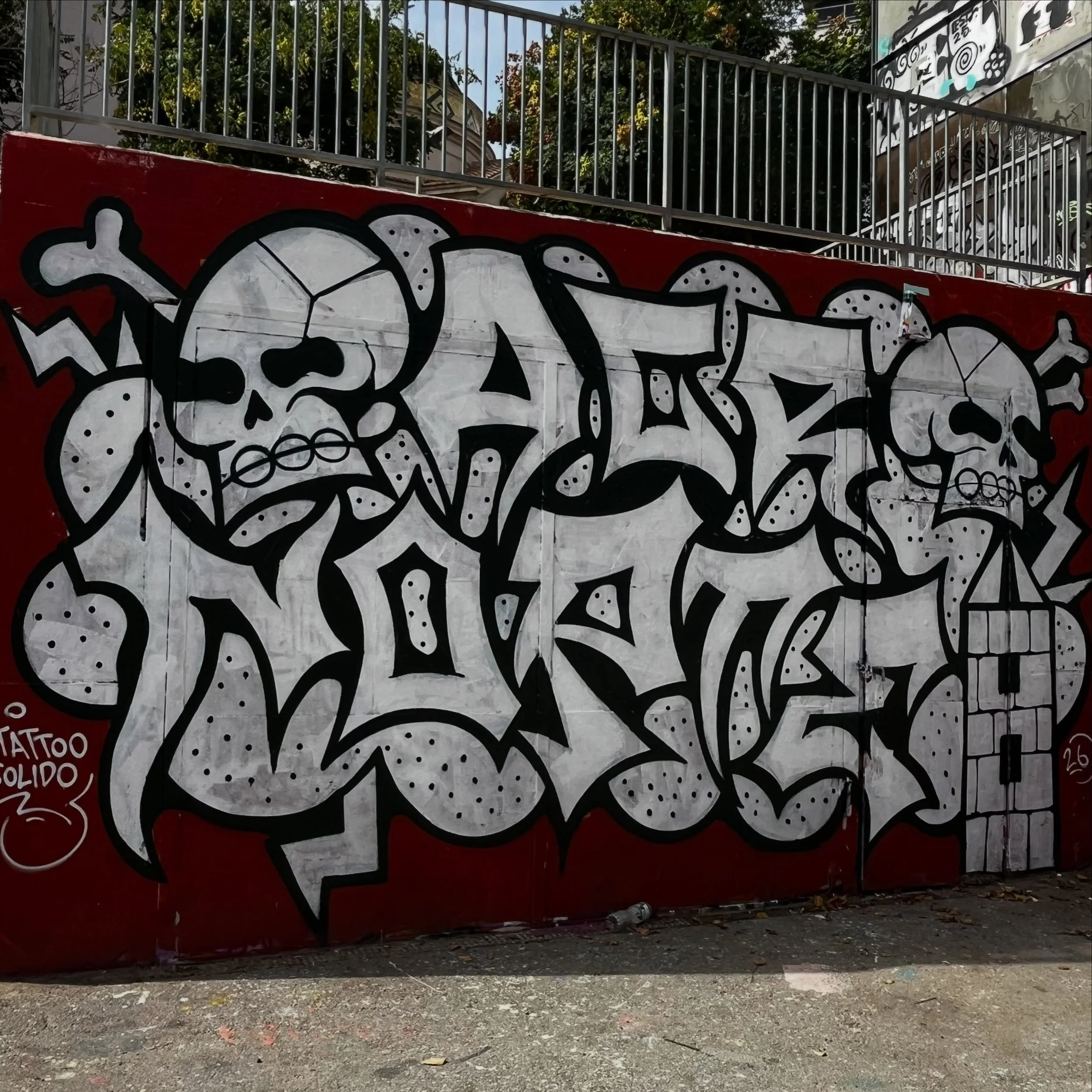 #graffiti #barcelonastreetart #barcelonastreetstyletour #streetarttourbarcelona #barcelonastreetarttour