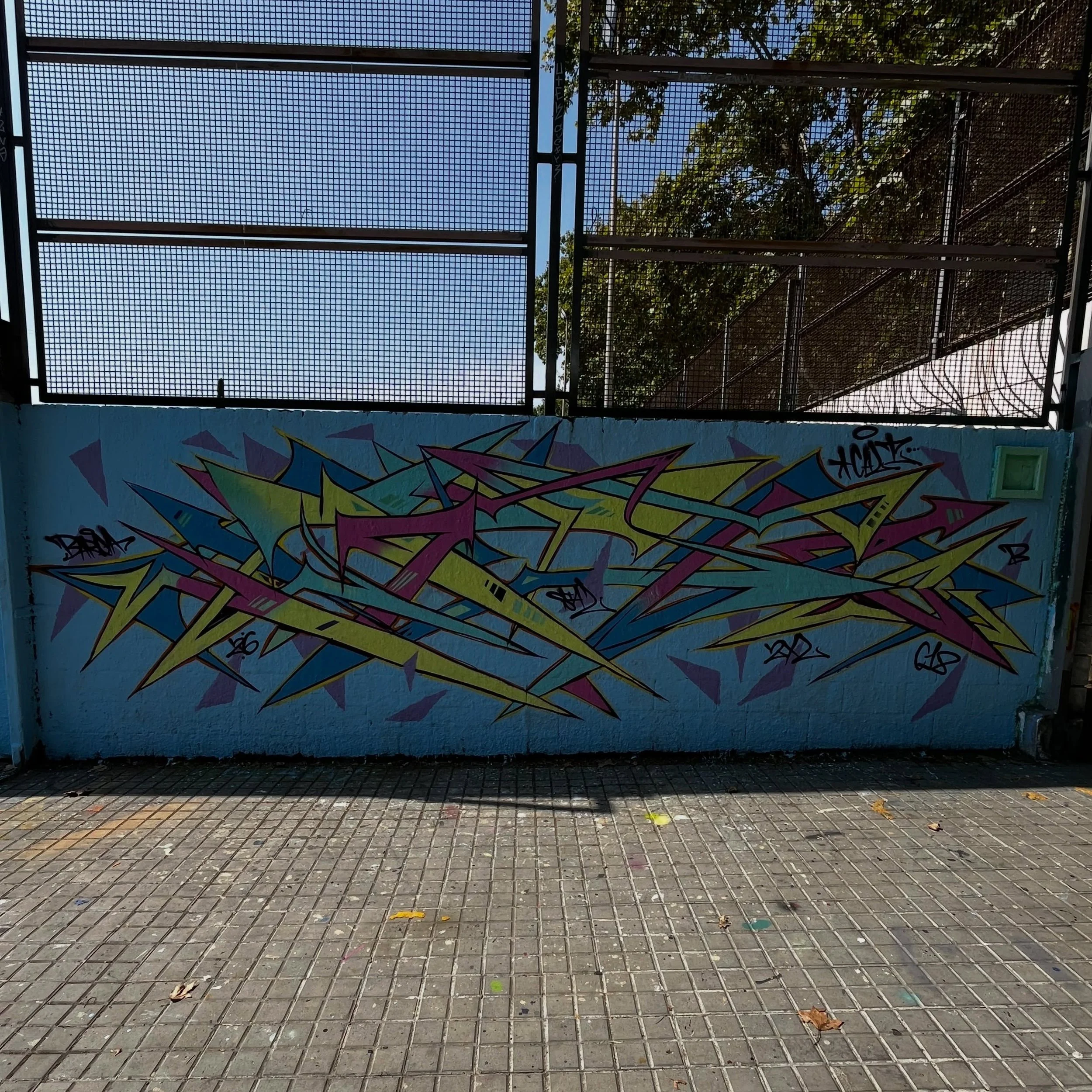 #graffiti #barcelonastreetart #barcelonastreetstyletour #streetarttourbarcelona #barcelonastreetarttour