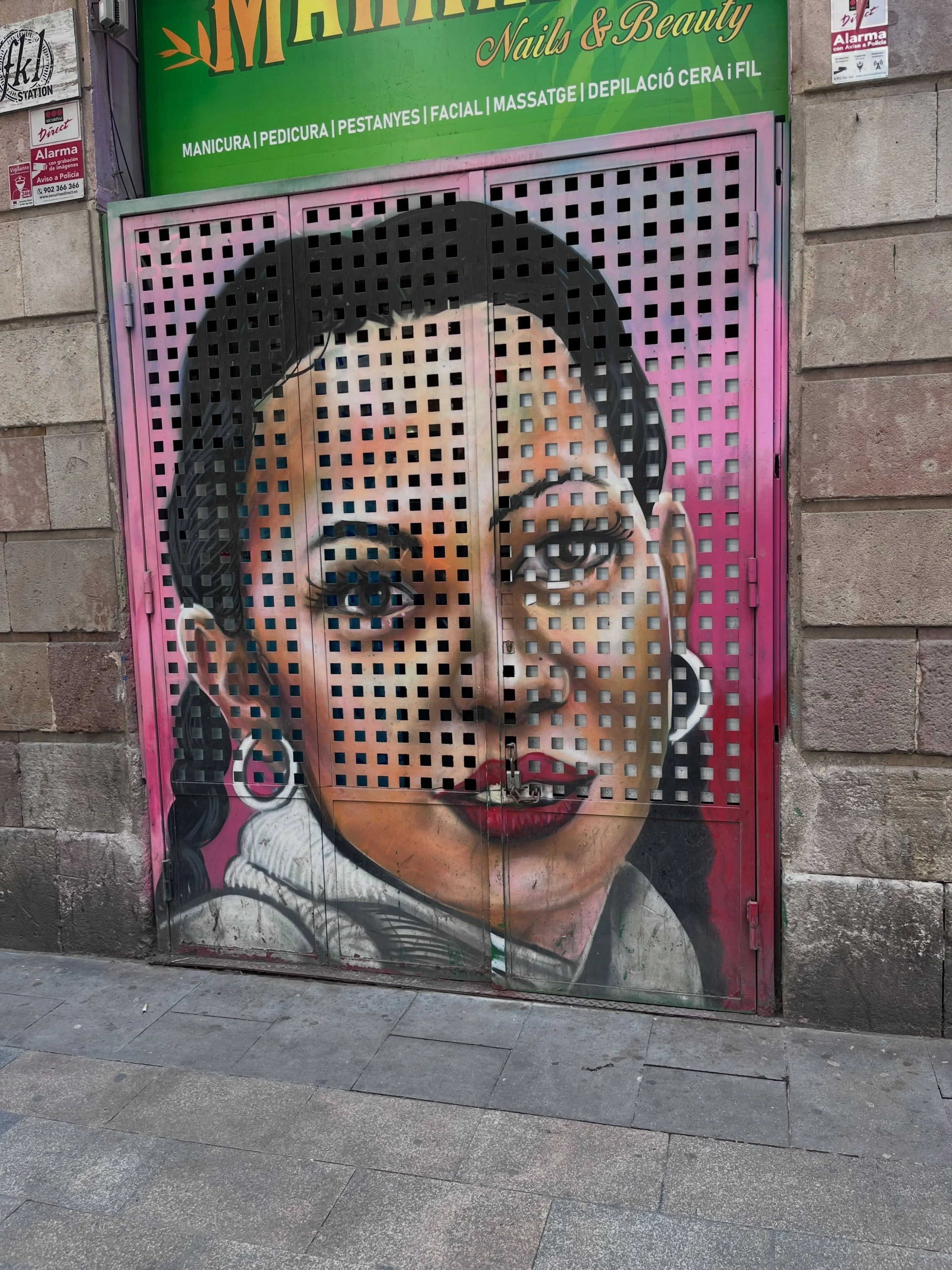 #streetart #barcelonastreetart #barcelonastreetstyletour #streetarttourbarcelona #barcelonastreetarttour