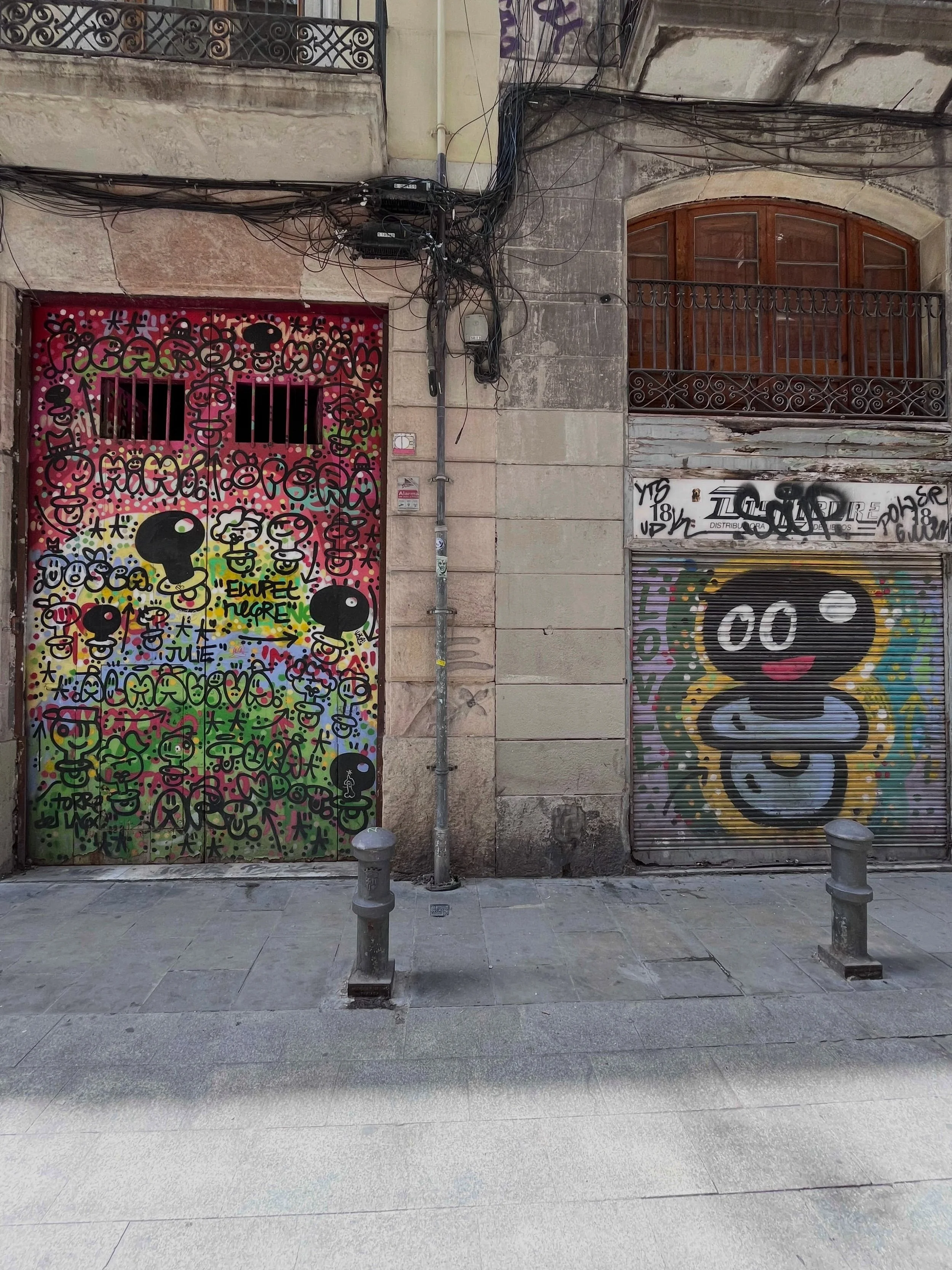 @elxupetnegre #streetart #barcelonastreetart #barcelonastreetstyletour #streetarttourbarcelona #barcelonastreetarttour