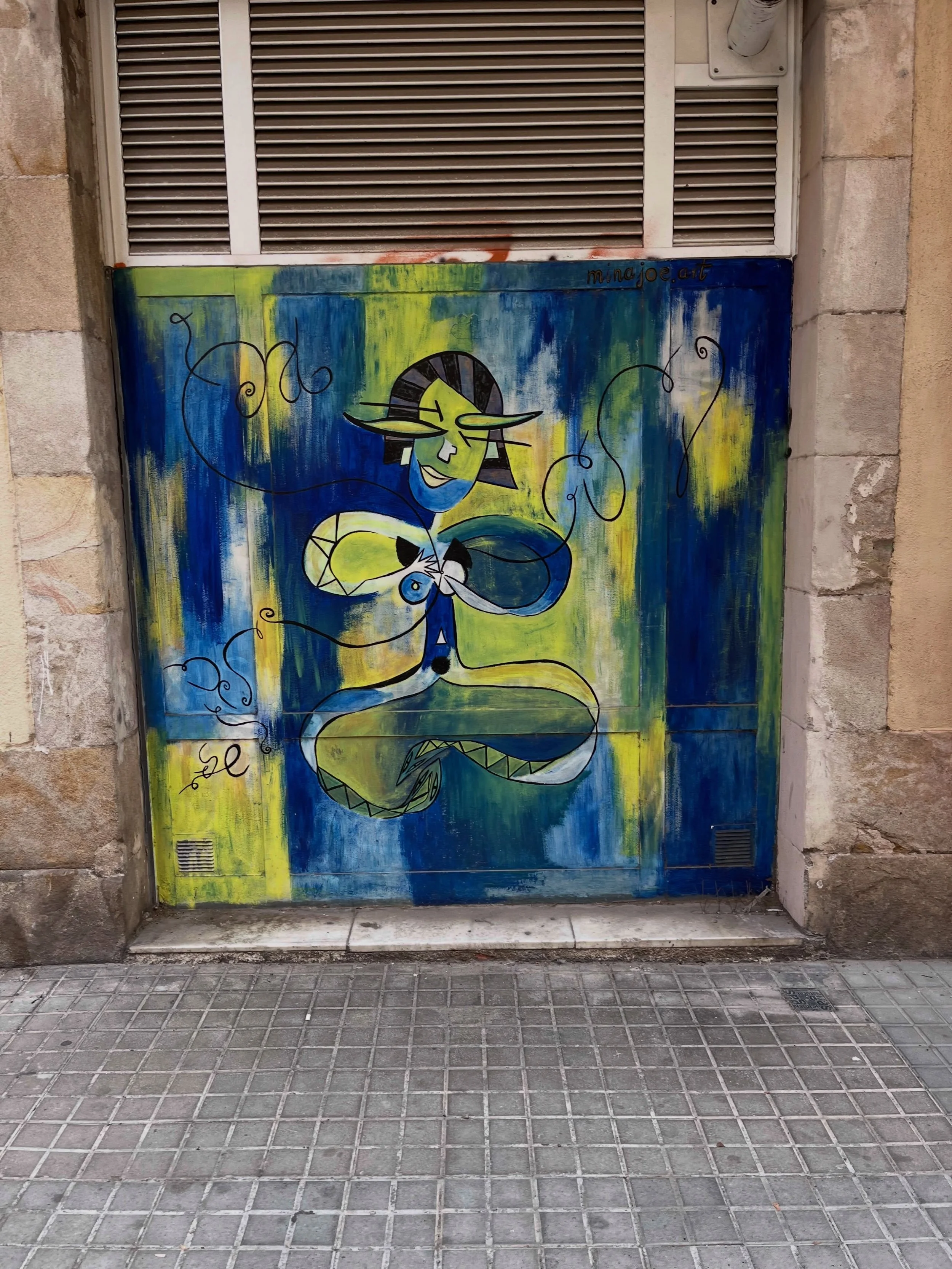 @minajoe.art #streetart #barcelonastreetart #barcelonastreetstyletour #streetarttourbarcelona #barcelonastreetarttour