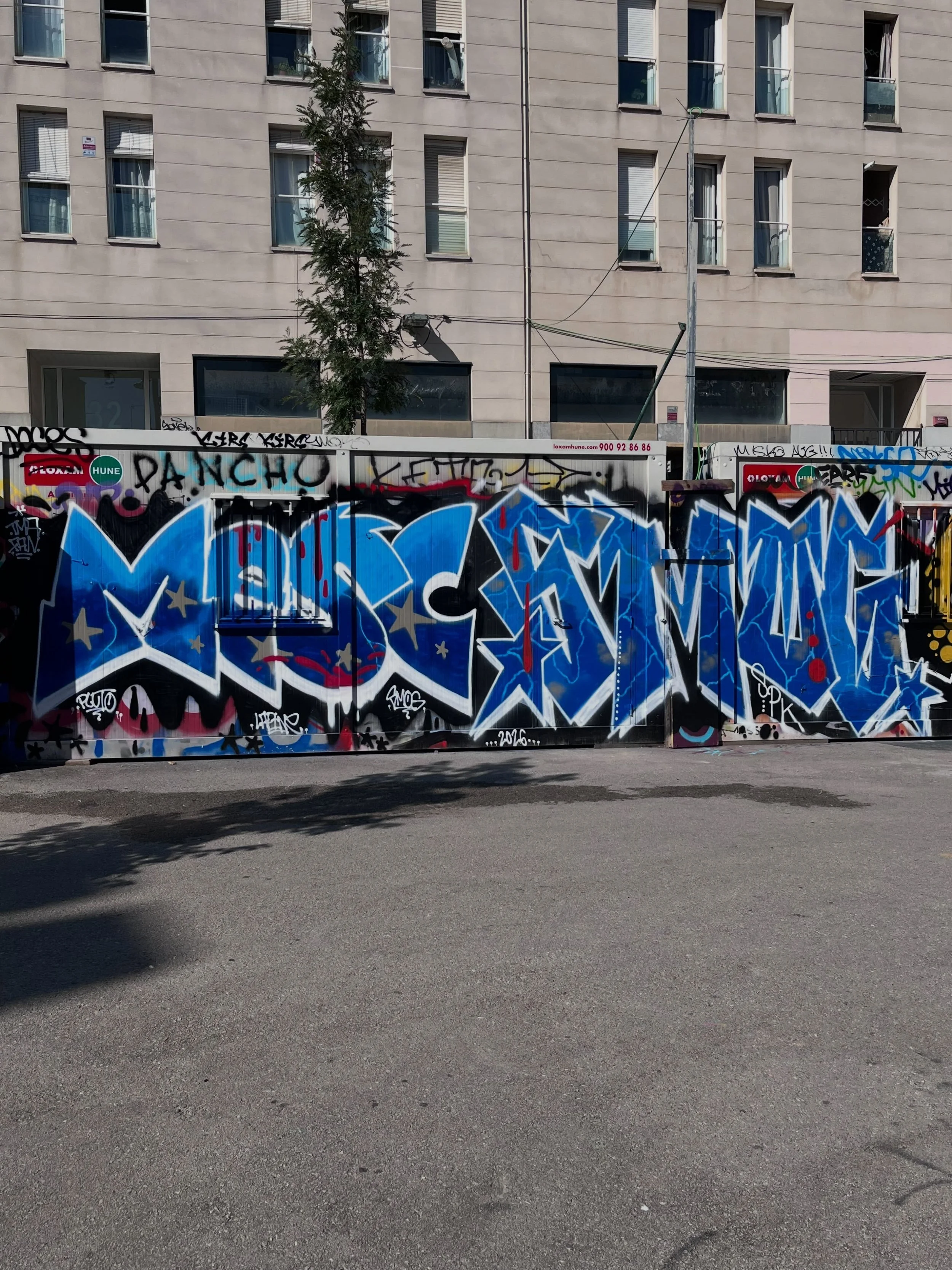 #graffiti #barcelonastreetart #barcelonastreetstyletour #streetarttourbarcelona #barcelonastreetarttour
