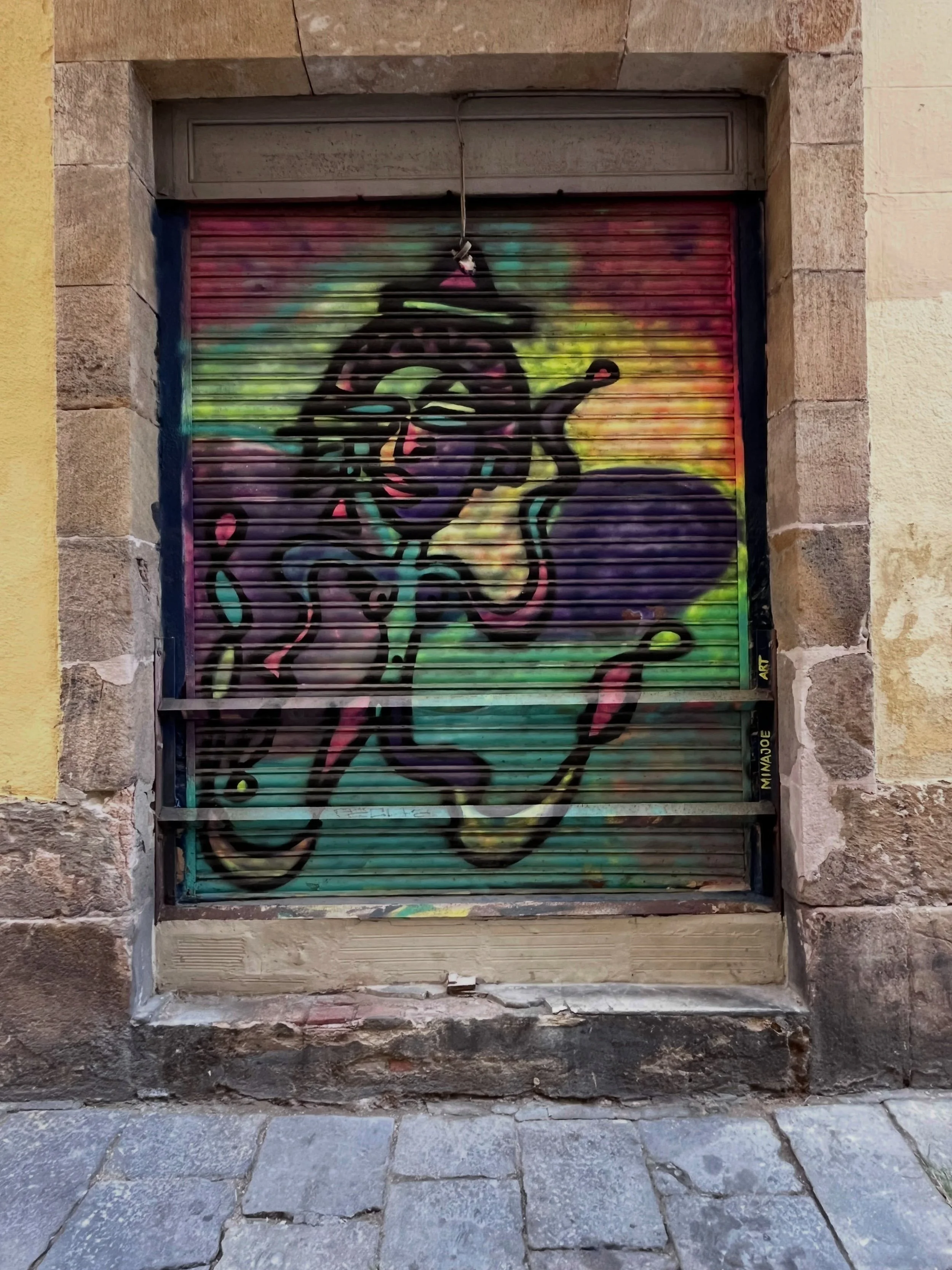 @minajoe.art #streetart #barcelonastreetart #barcelonastreetstyletour #streetarttourbarcelona #barcelonastreetarttour
