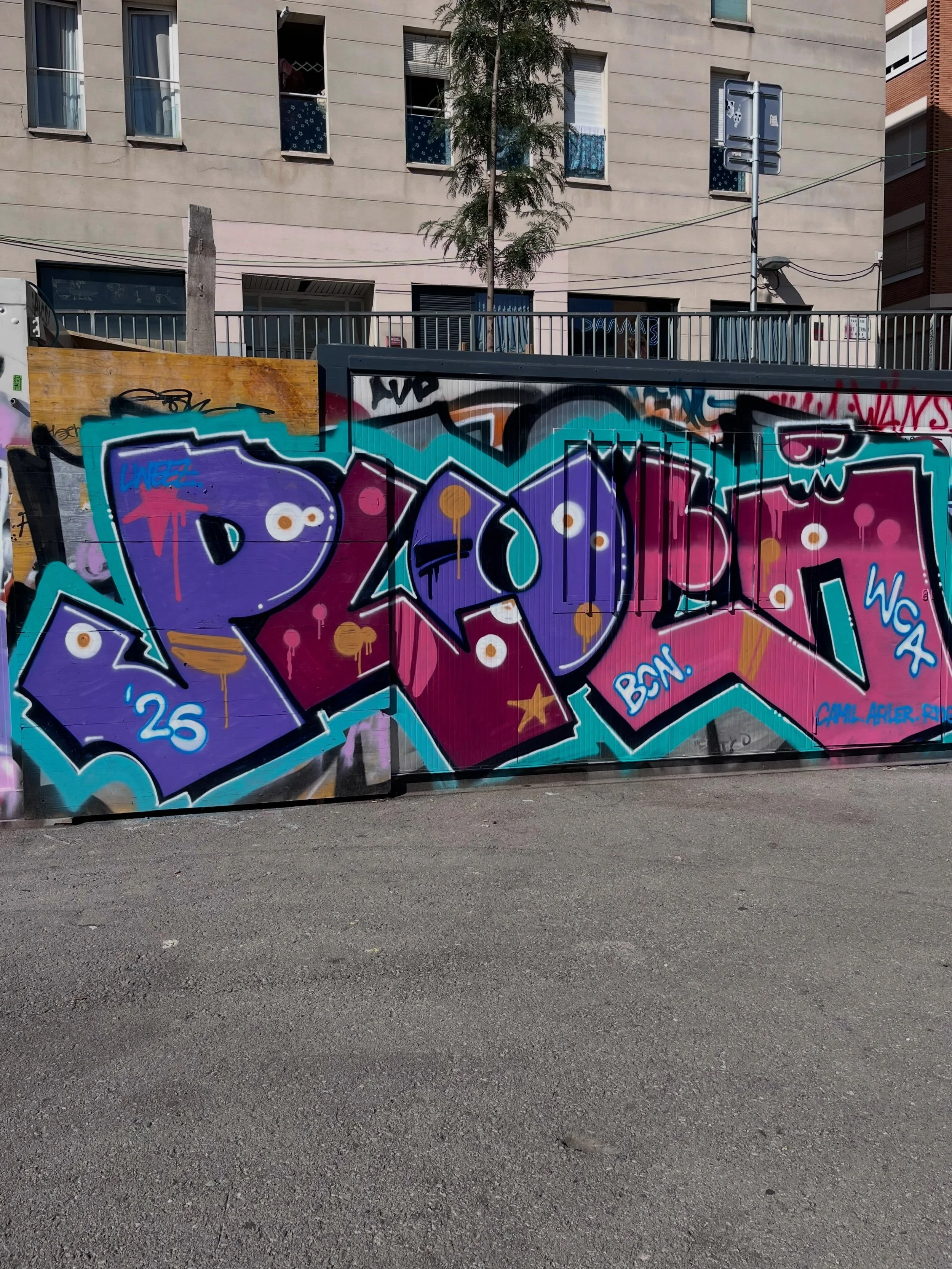 #graffiti #barcelonastreetart #barcelonastreetstyletour #streetarttourbarcelona #barcelonastreetarttour
