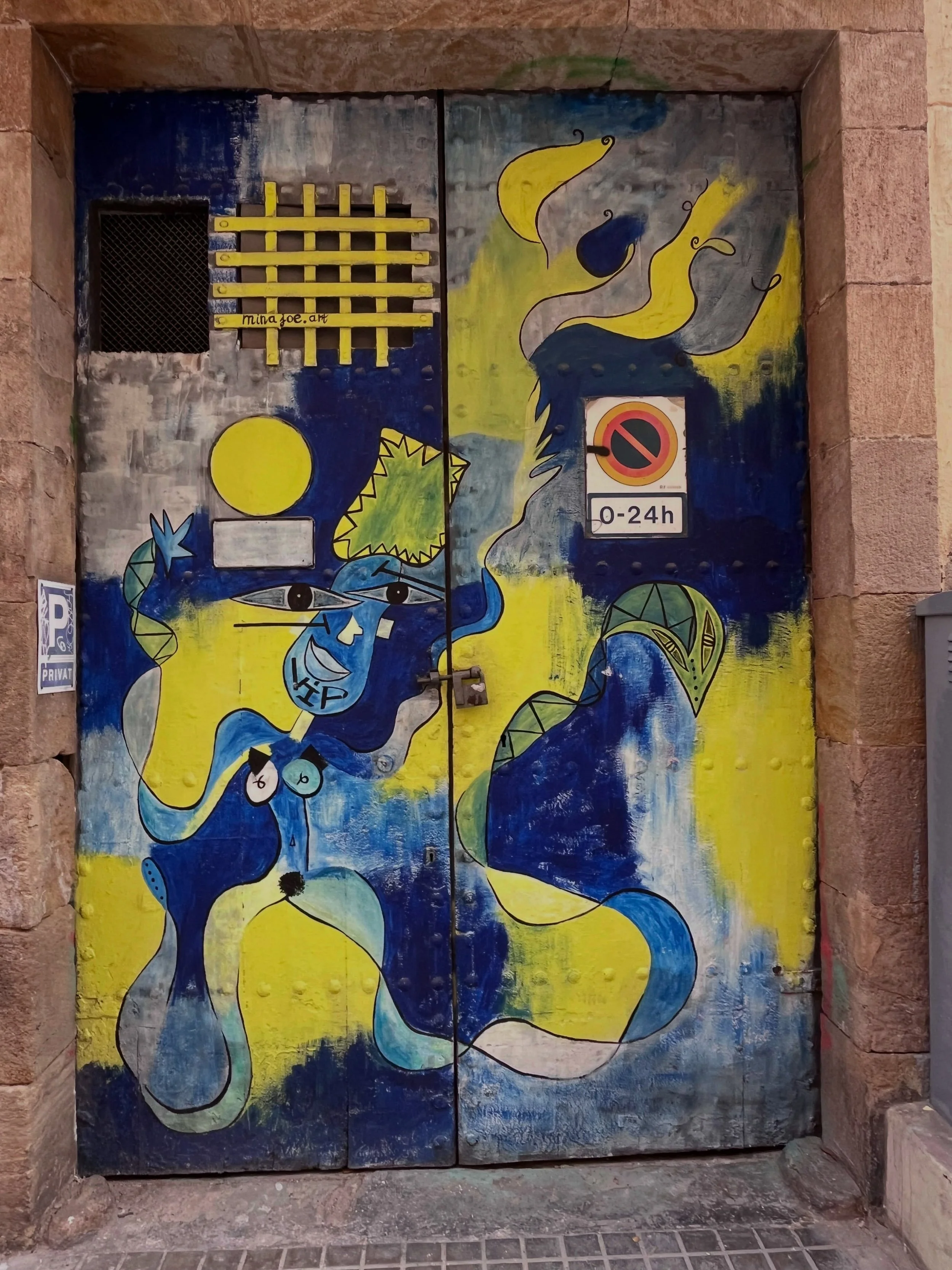 @minajoe.art #streetart #barcelonastreetart #barcelonastreetstyletour #streetarttourbarcelona #barcelonastreetarttour