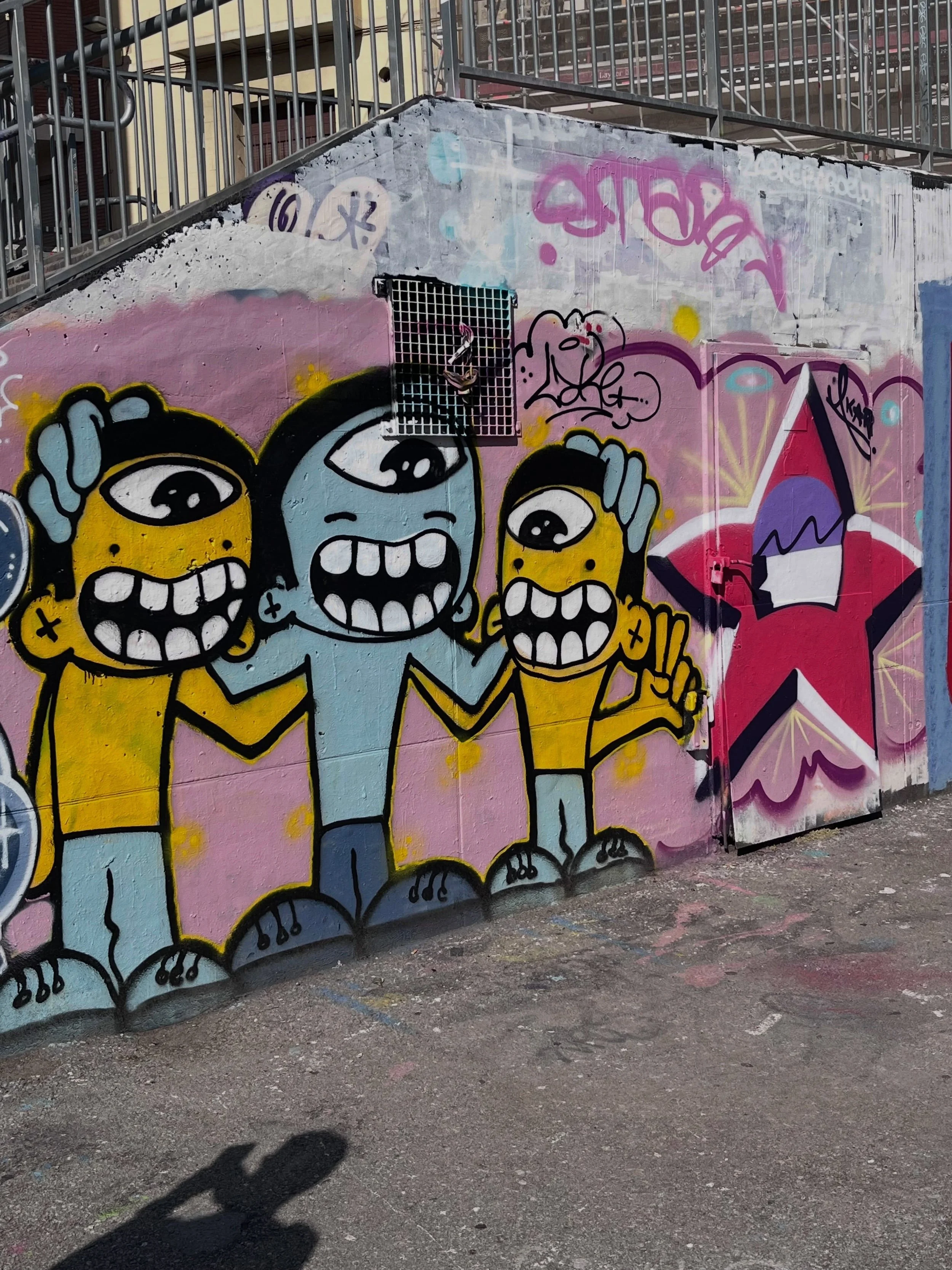 @solounacto #streetart #barcelonastreetart #barcelonastreetstyletour #streetarttourbarcelona #barcelonastreetarttour