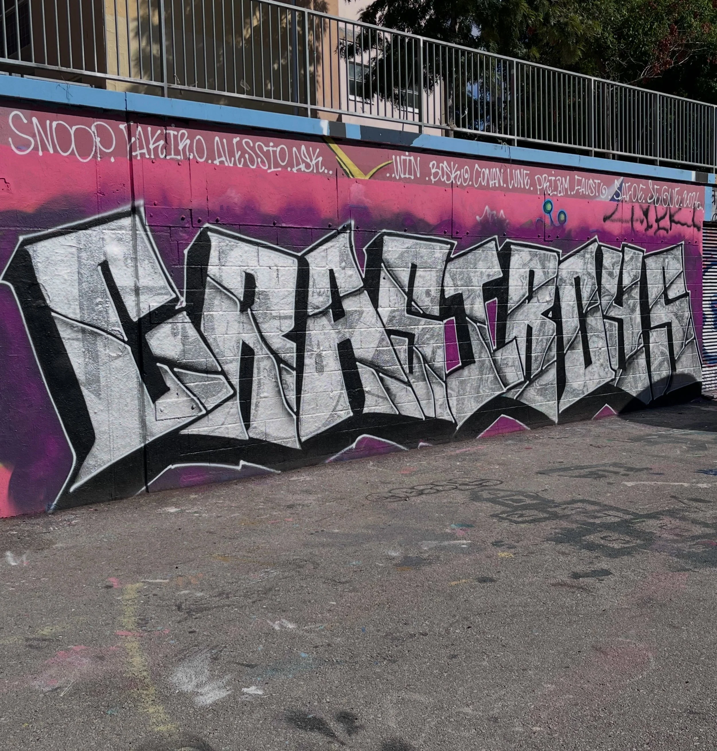 #graffiti #barcelonastreetart #barcelonastreetstyletour #streetarttourbarcelona #barcelonastreetarttour