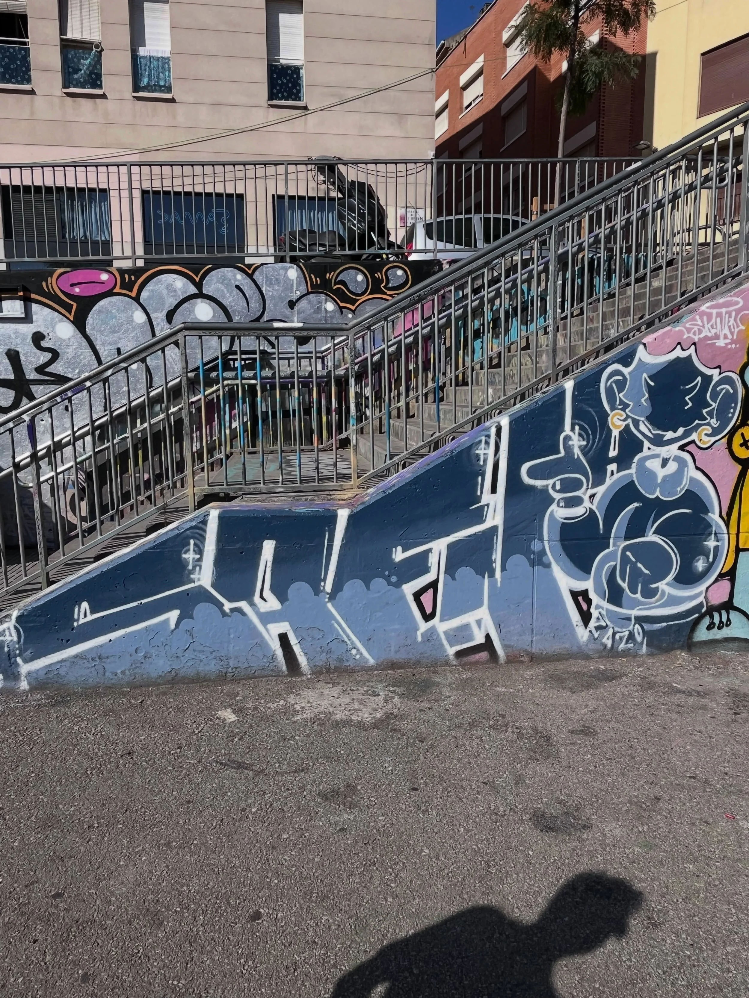 #graffiti #barcelonastreetart #barcelonastreetstyletour #streetarttourbarcelona #barcelonastreetarttour
