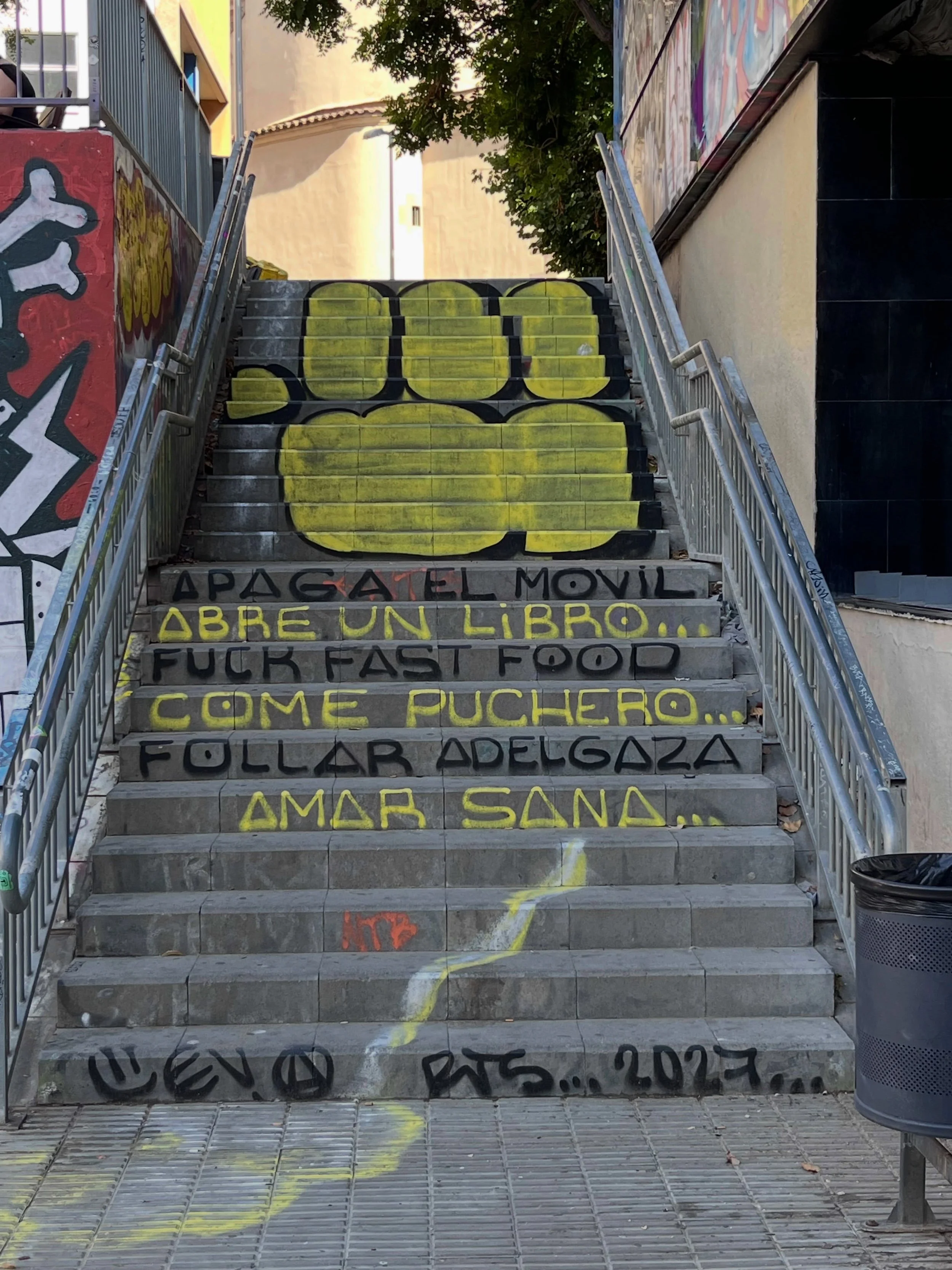 @ueya.revive #streetart #barcelonastreetart #barcelonastreetstyletour #streetarttourbarcelona #barcelonastreetarttour
