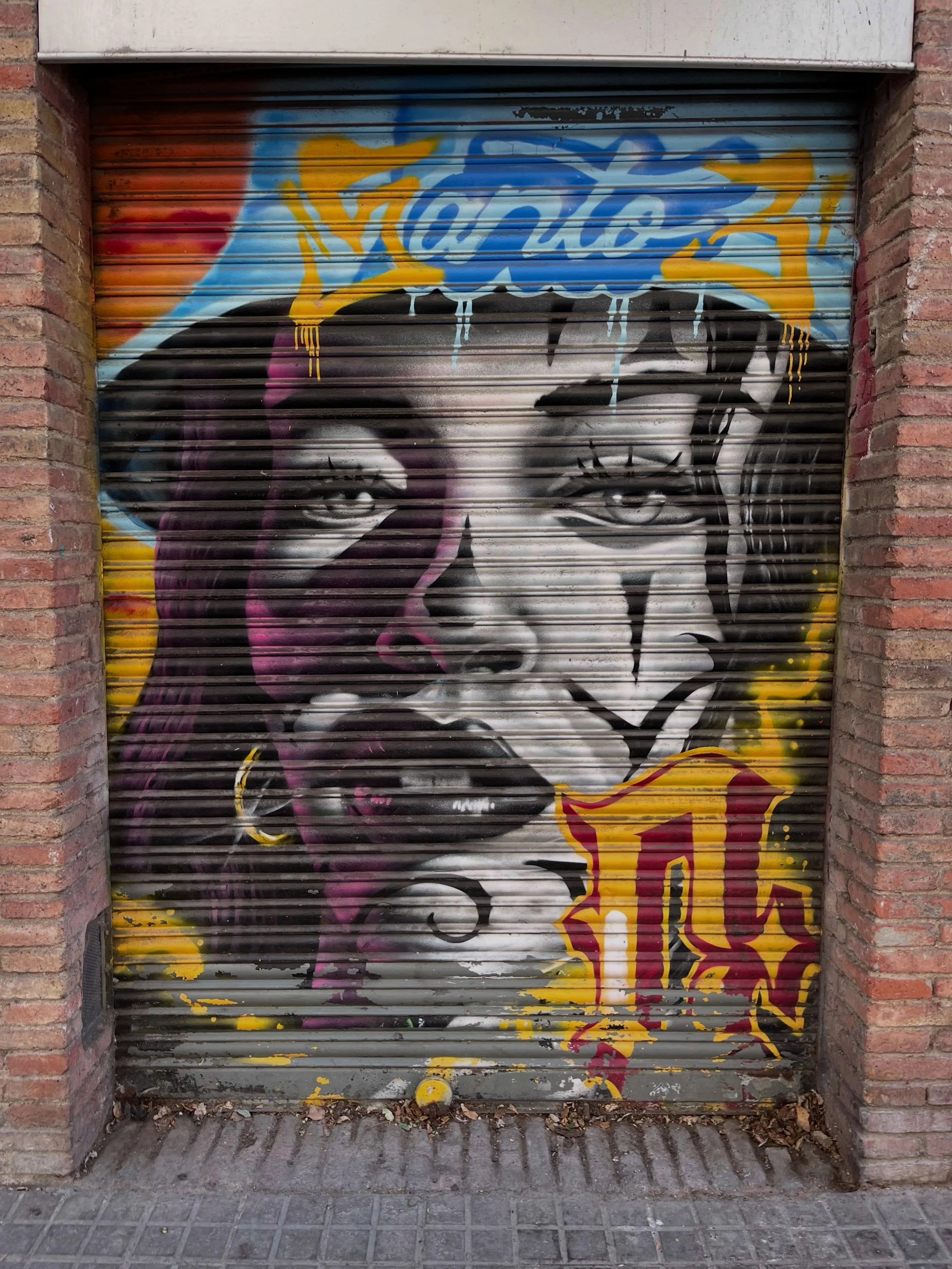 @elsanto3.art #streetart #barcelonastreetart #barcelonastreetstyletour #streetarttourbarcelona #barcelonastreetarttour