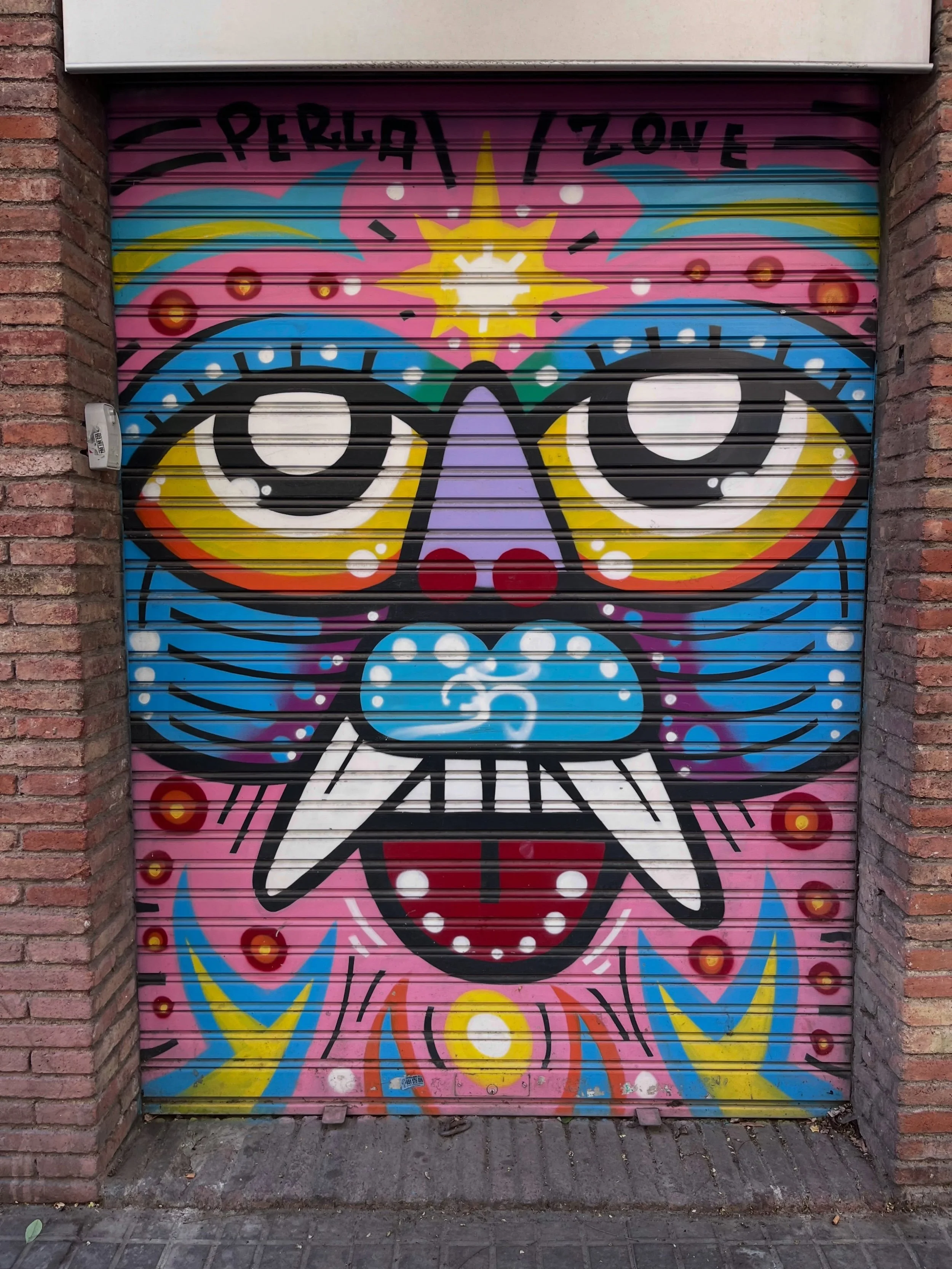 @perlazone #streetart #barcelonastreetart #barcelonastreetstyletour #streetarttourbarcelona #barcelonastreetarttour
