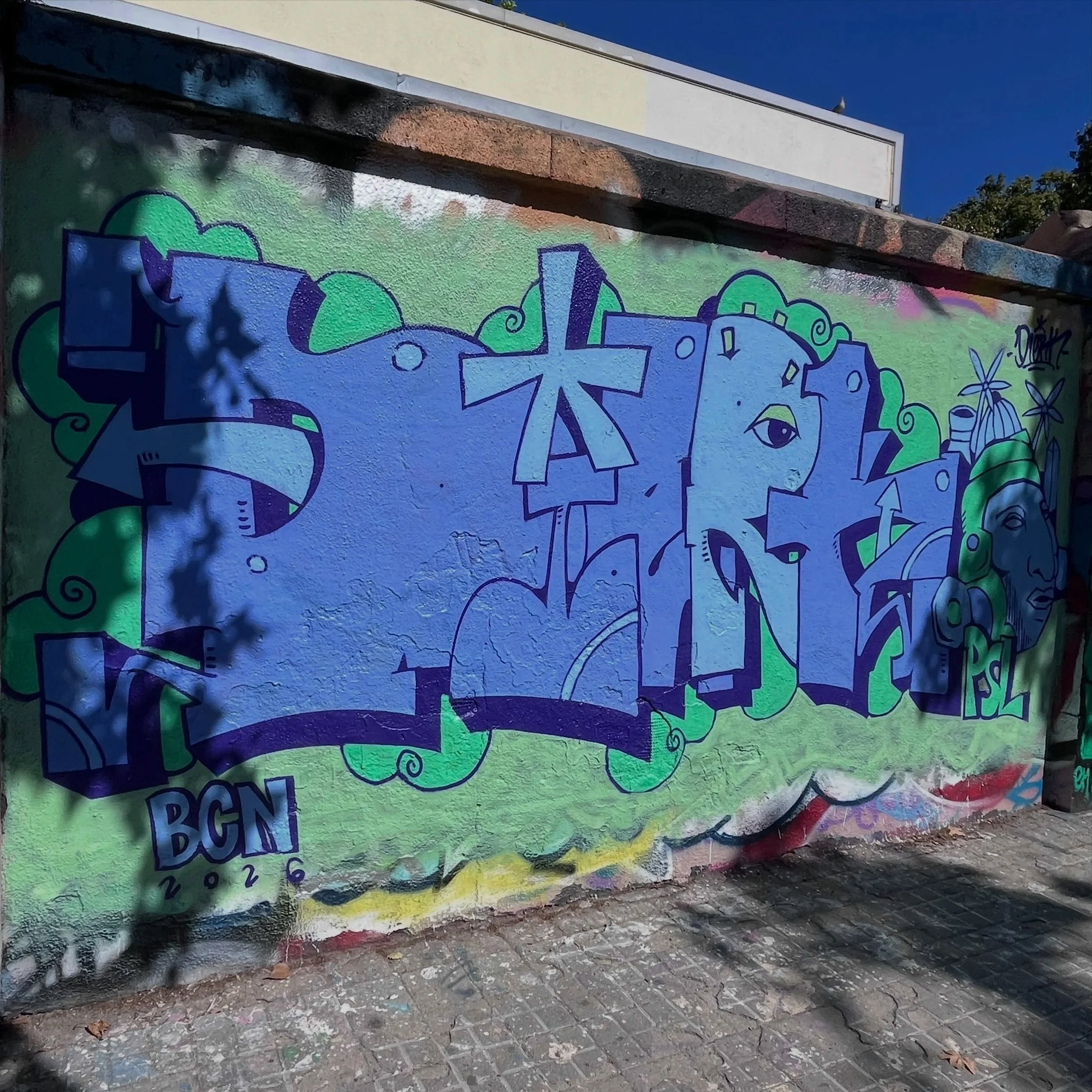 #graffiti #barcelonastreetart #barcelonastreetstyletour #streetarttourbarcelona #barcelonastreetarttour
