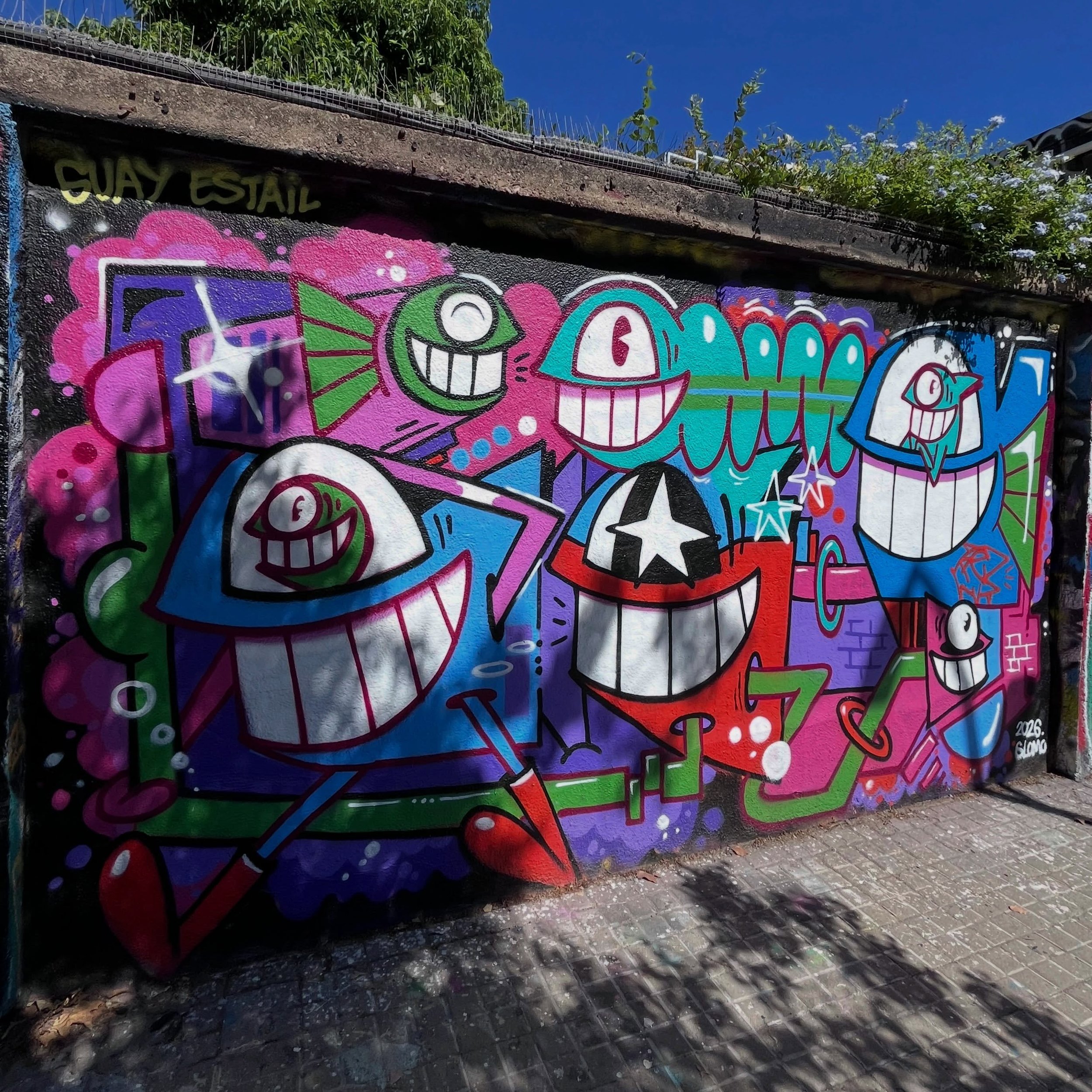 @pezbarcelona #streetart #barcelonastreetart #barcelonastreetstyletour #streetarttourbarcelona #barcelonastreetarttour