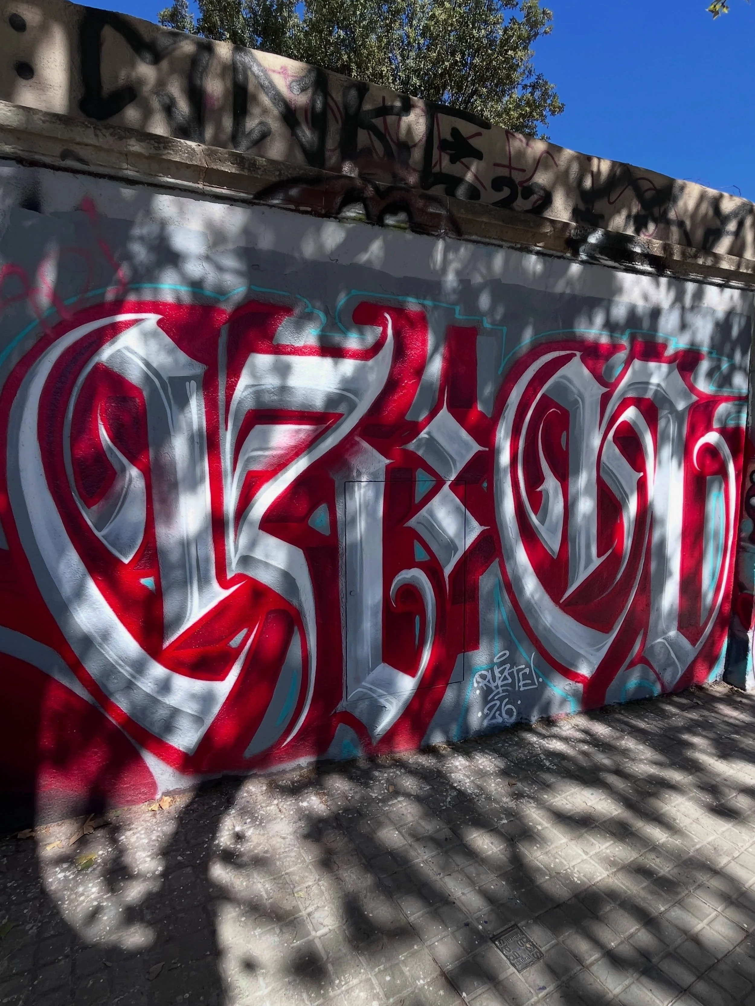 #graffiti #barcelonastreetart #barcelonastreetstyletour #streetarttourbarcelona #barcelonastreetarttour