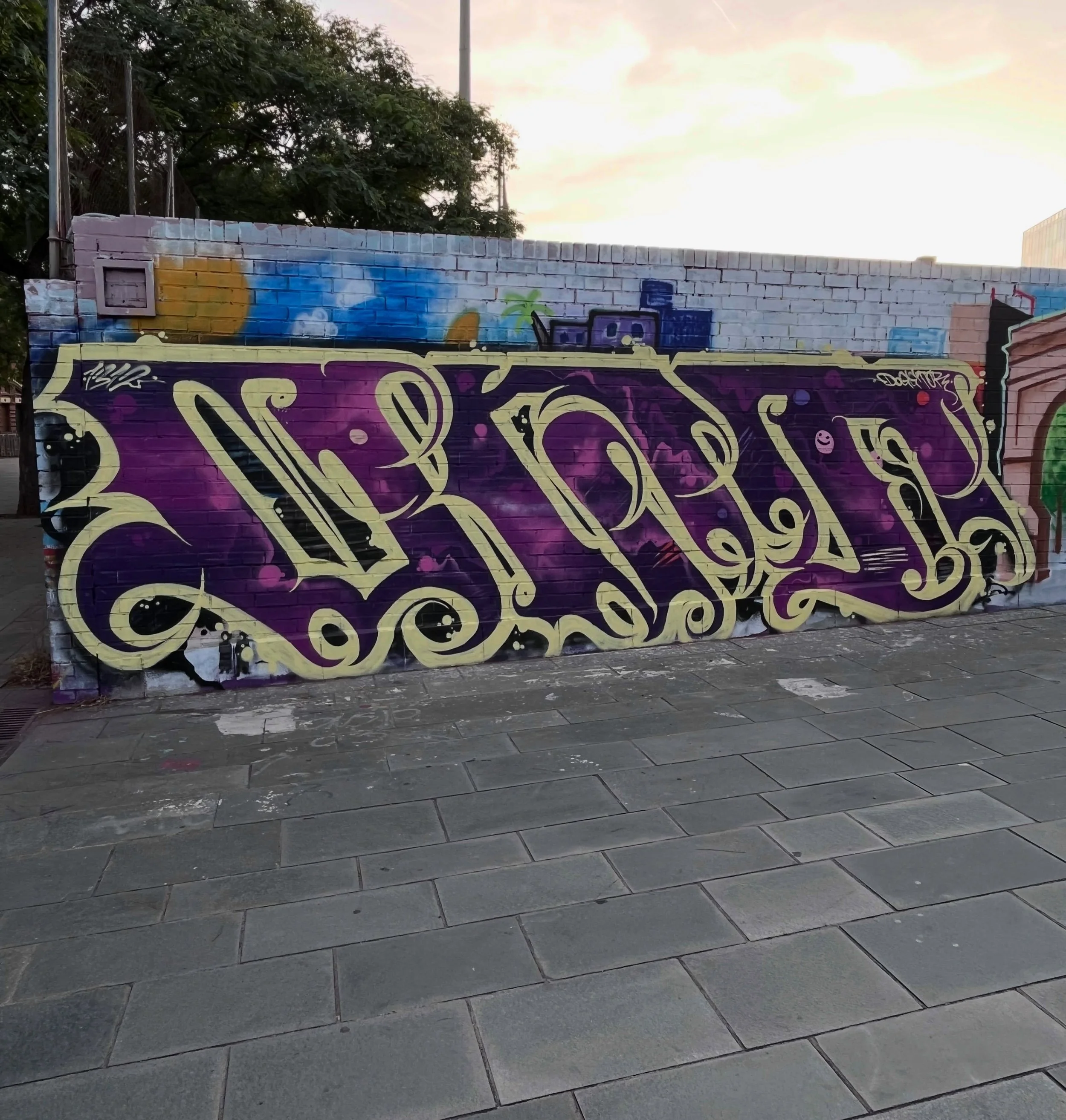 #graffiti #barcelonastreetart #barcelonastreetstyletour #streetarttourbarcelona #barcelonastreetarttour
