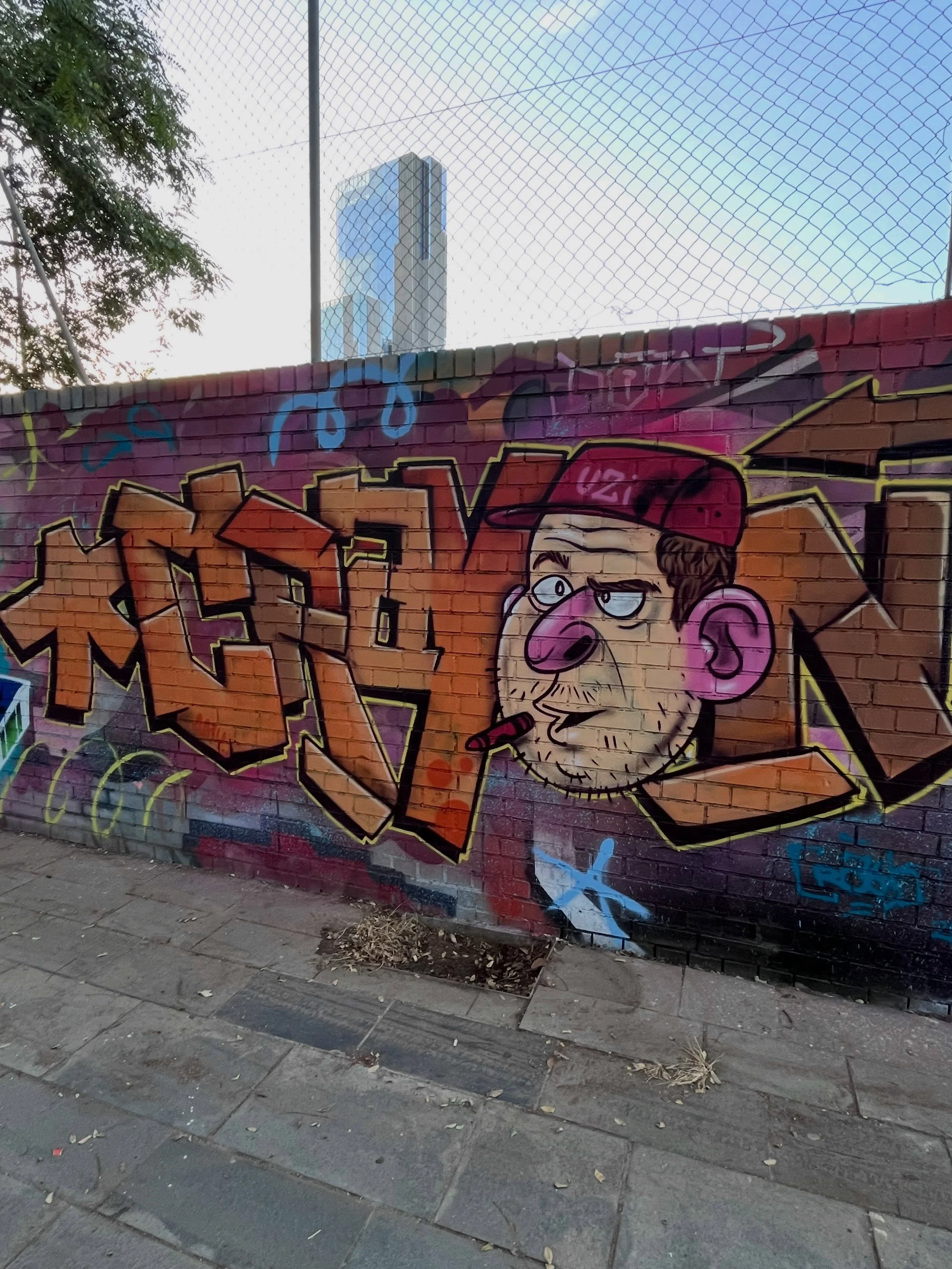 @kidcrayon1 #graffiti #barcelonastreetart #barcelonastreetstyletour #streetarttourbarcelona #barcelonastreetarttour