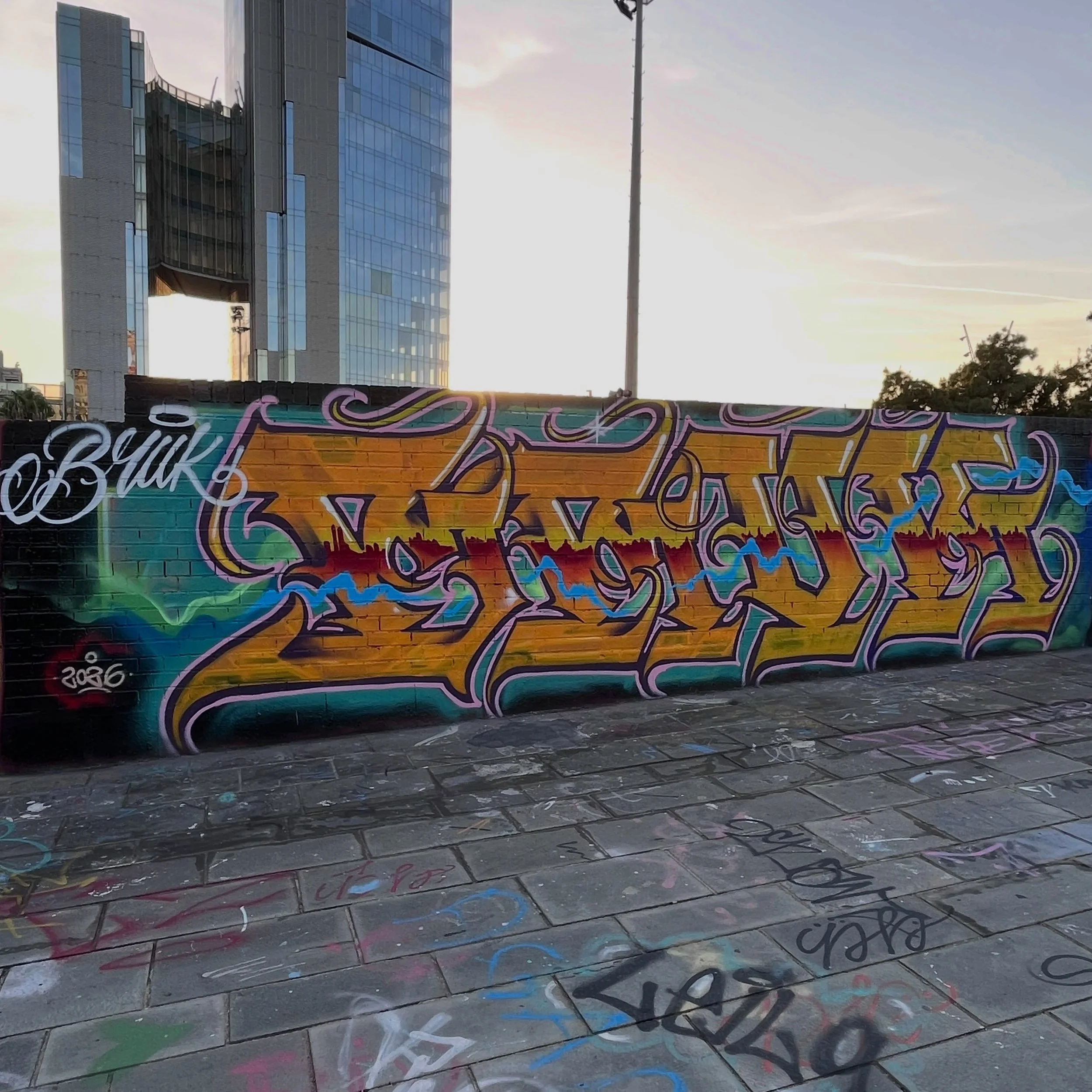 @brukingb2 #graffiti #barcelonastreetart #barcelonastreetstyletour #streetarttourbarcelona #barcelonastreetarttour